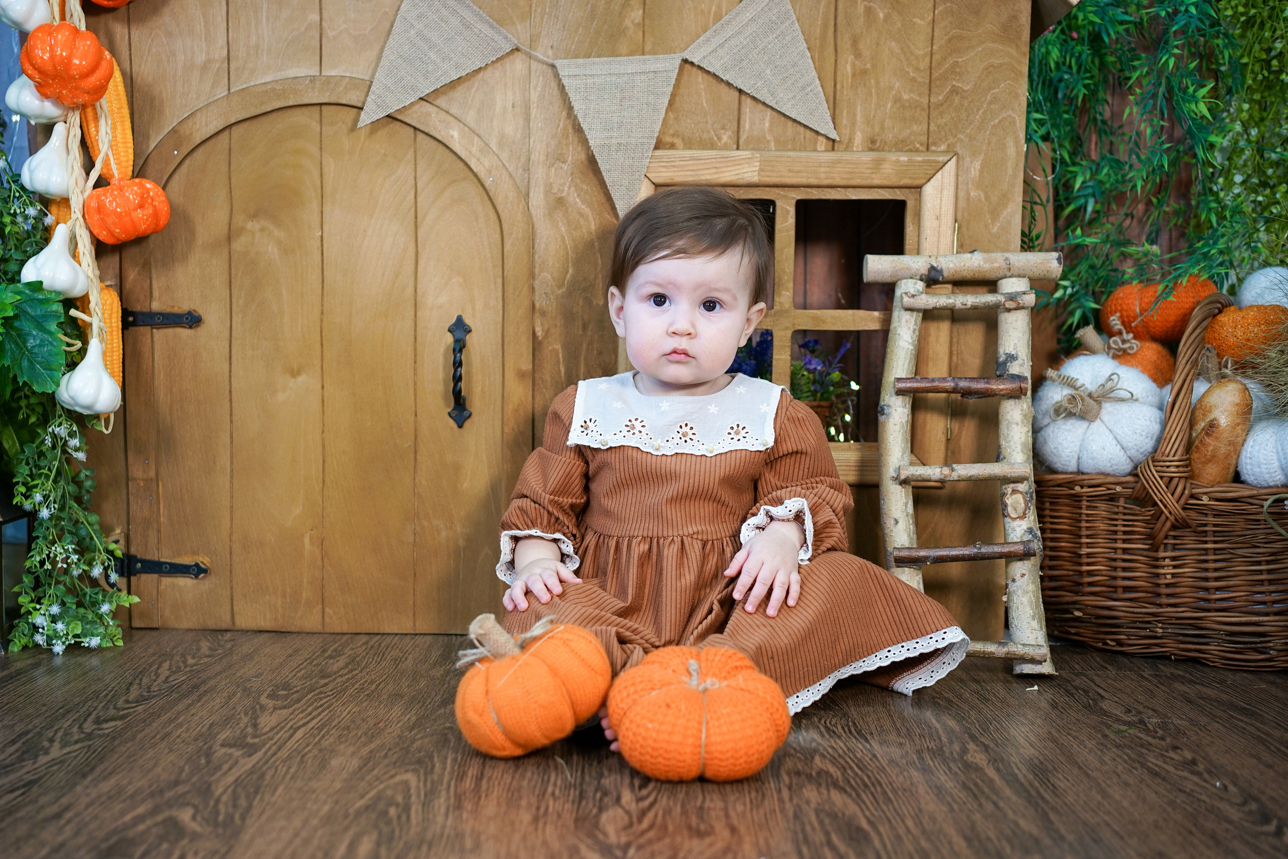Деревянный Подиум. Детская Фотостудия ГОДОВАСИКИ в Санкт-Петербурге фотосесия на годик