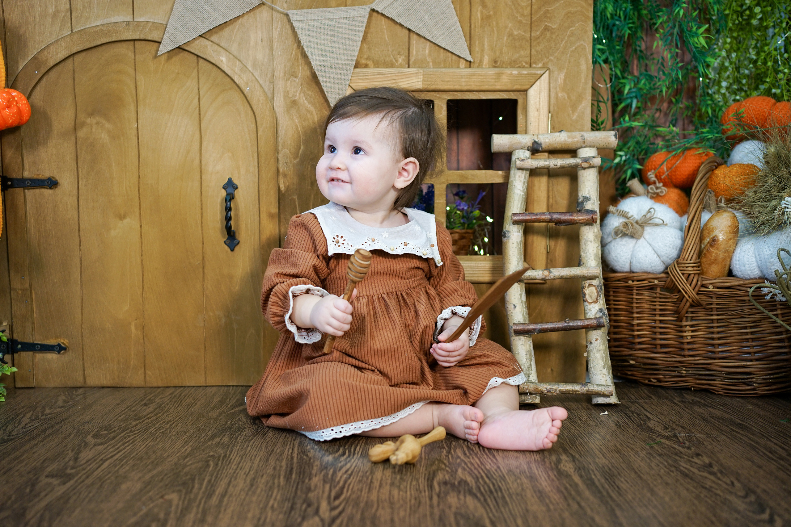 Деревянный Подиум. Детская Фотостудия ГОДОВАСИКИ в Санкт-Петербурге фотосесия на годик