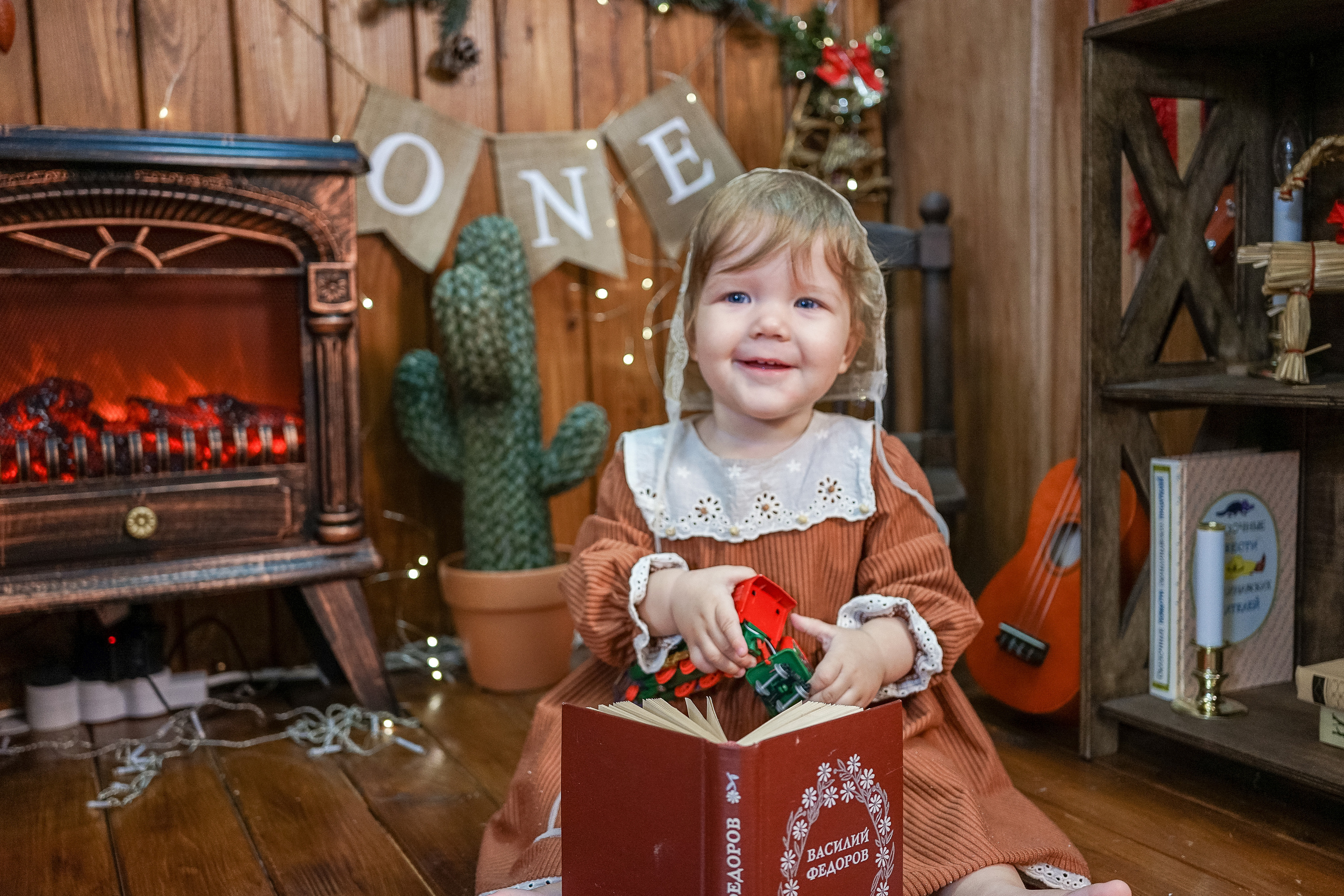 Деревянный Подиум. Детская Фотостудия ГОДОВАСИКИ в Санкт-Петербурге фотосесия на годик