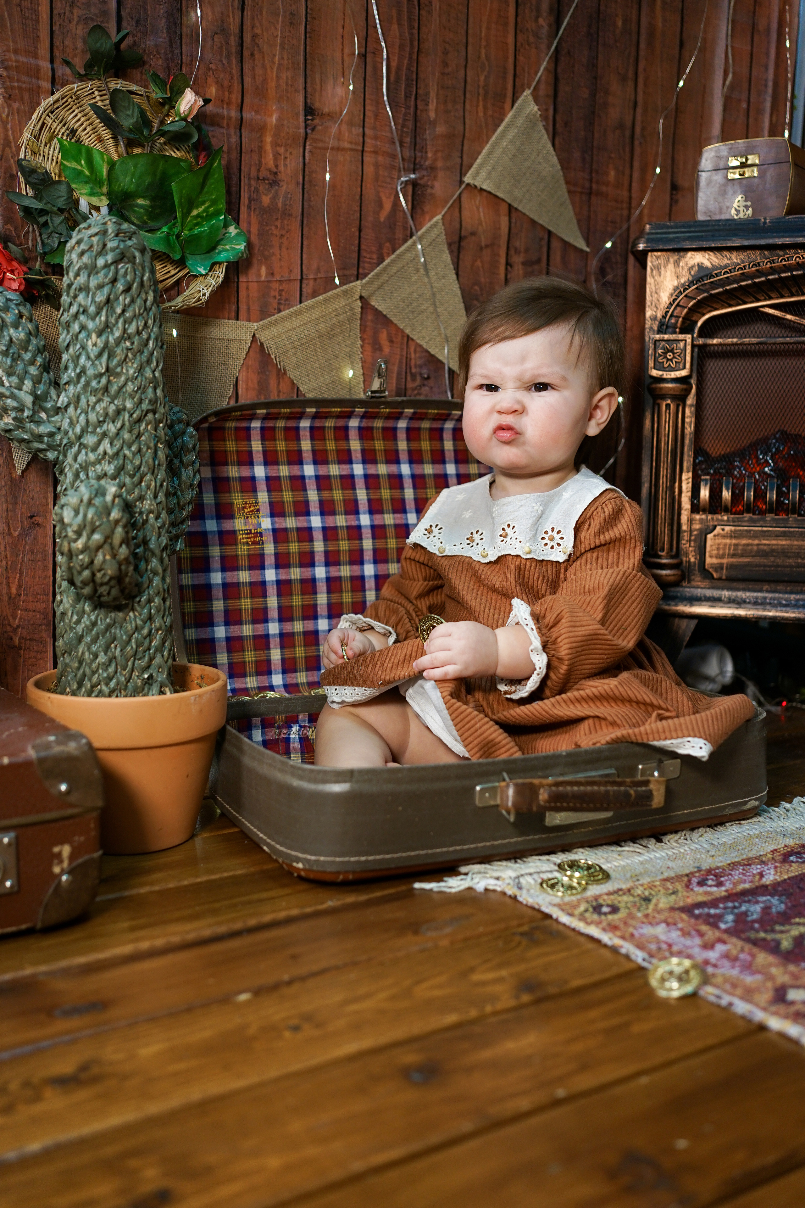 Деревянный Подиум. Детская Фотостудия ГОДОВАСИКИ в Санкт-Петербурге фотосесия на годик