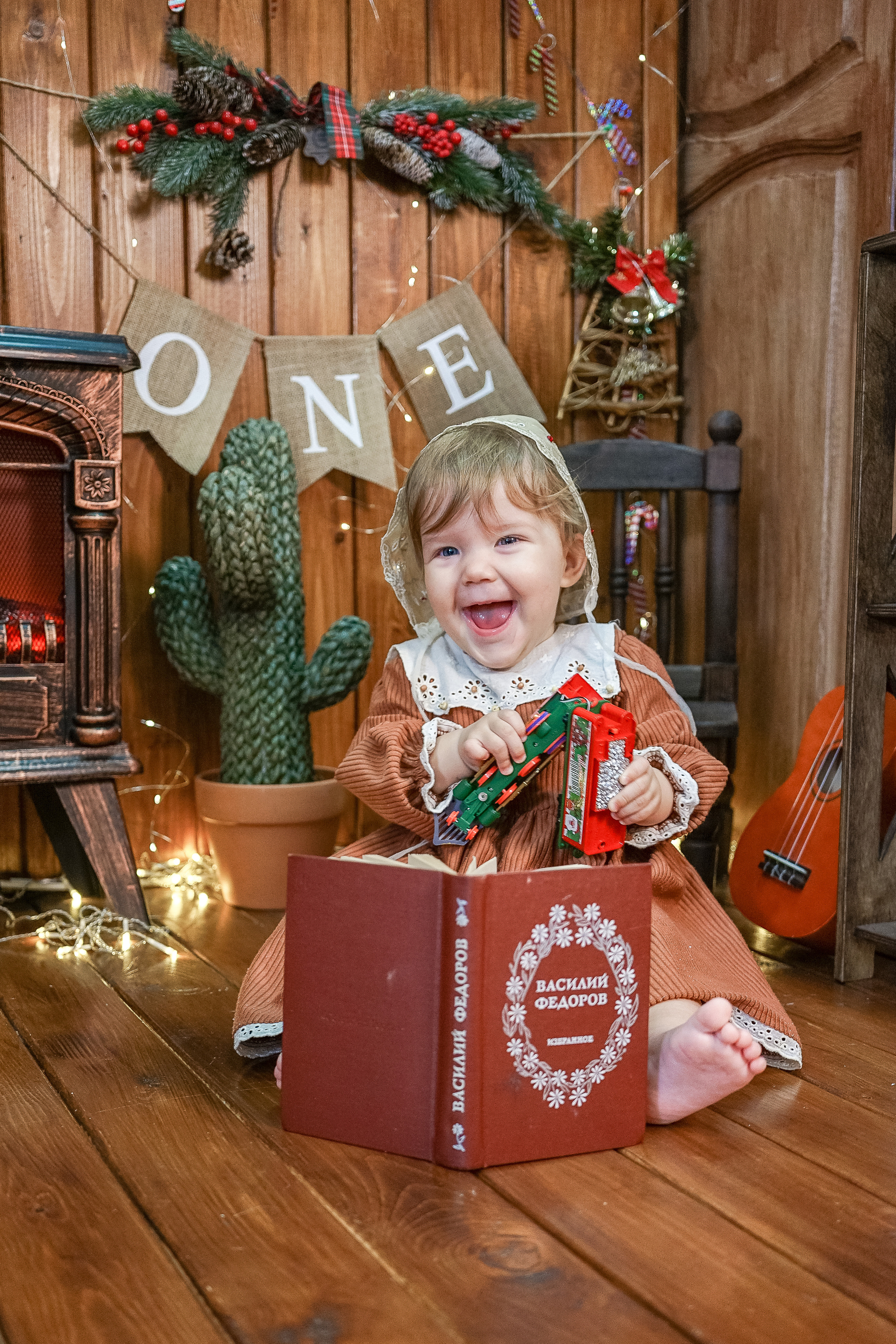 Деревянный Подиум. Детская Фотостудия ГОДОВАСИКИ в Санкт-Петербурге фотосесия на годик
