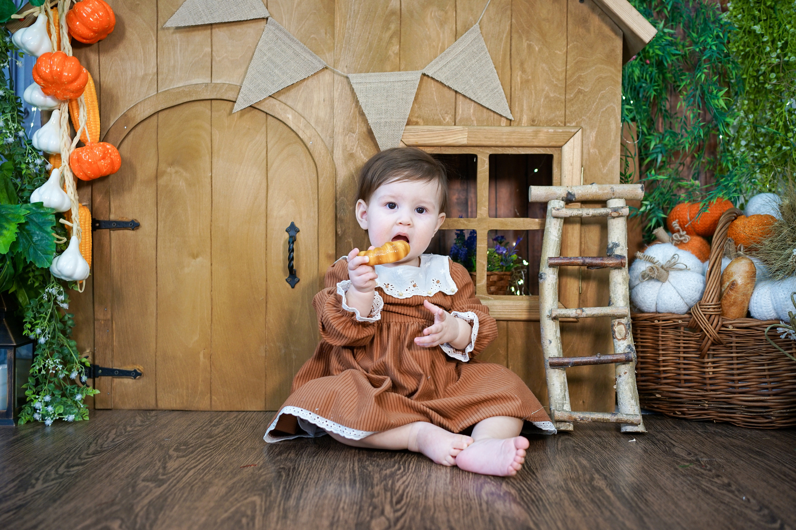 Деревянный Подиум. Детская Фотостудия ГОДОВАСИКИ в Санкт-Петербурге фотосесия на годик