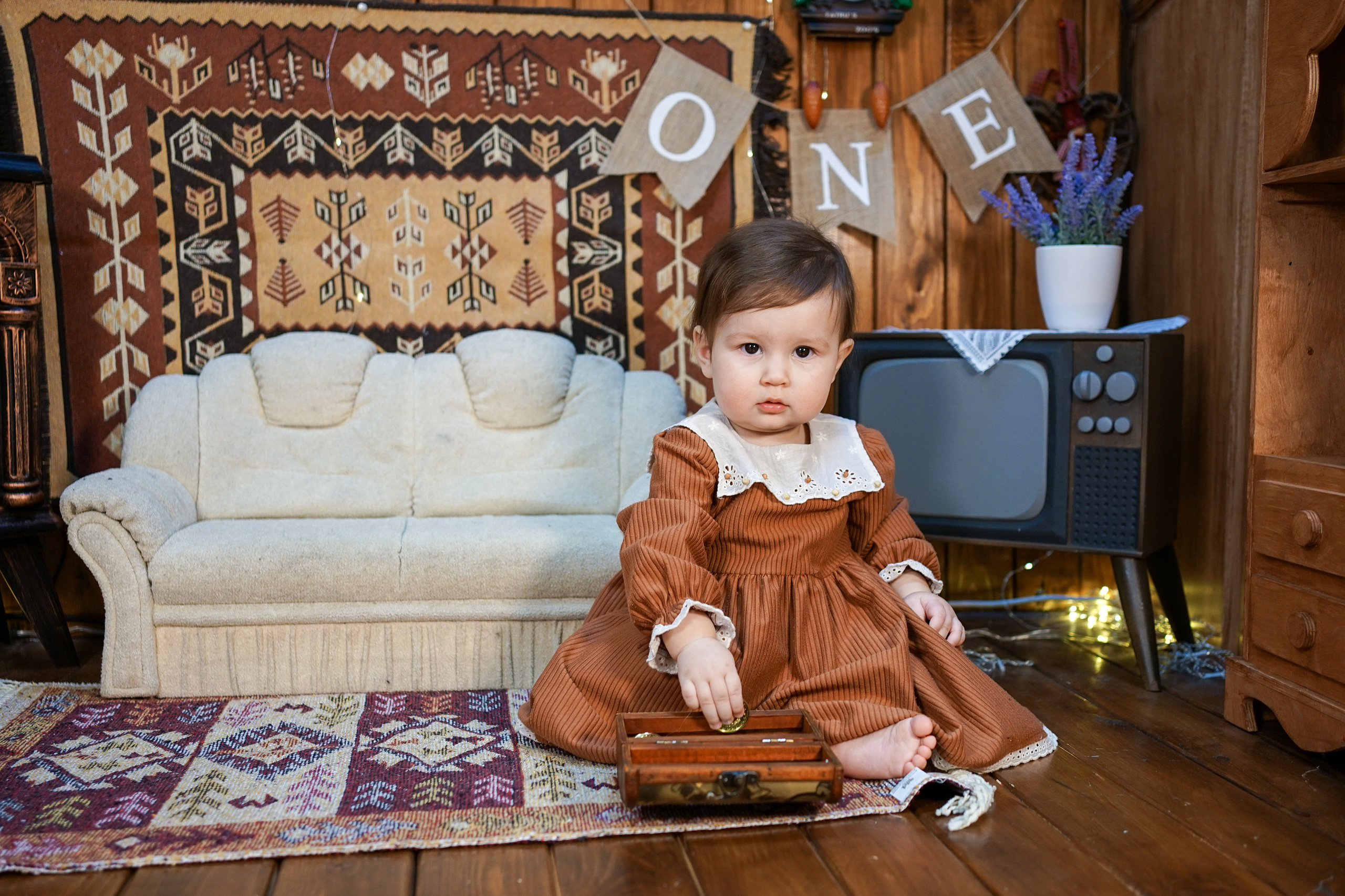 Деревянный Подиум. Детская Фотостудия ГОДОВАСИКИ в Санкт-Петербурге фотосесия на годик