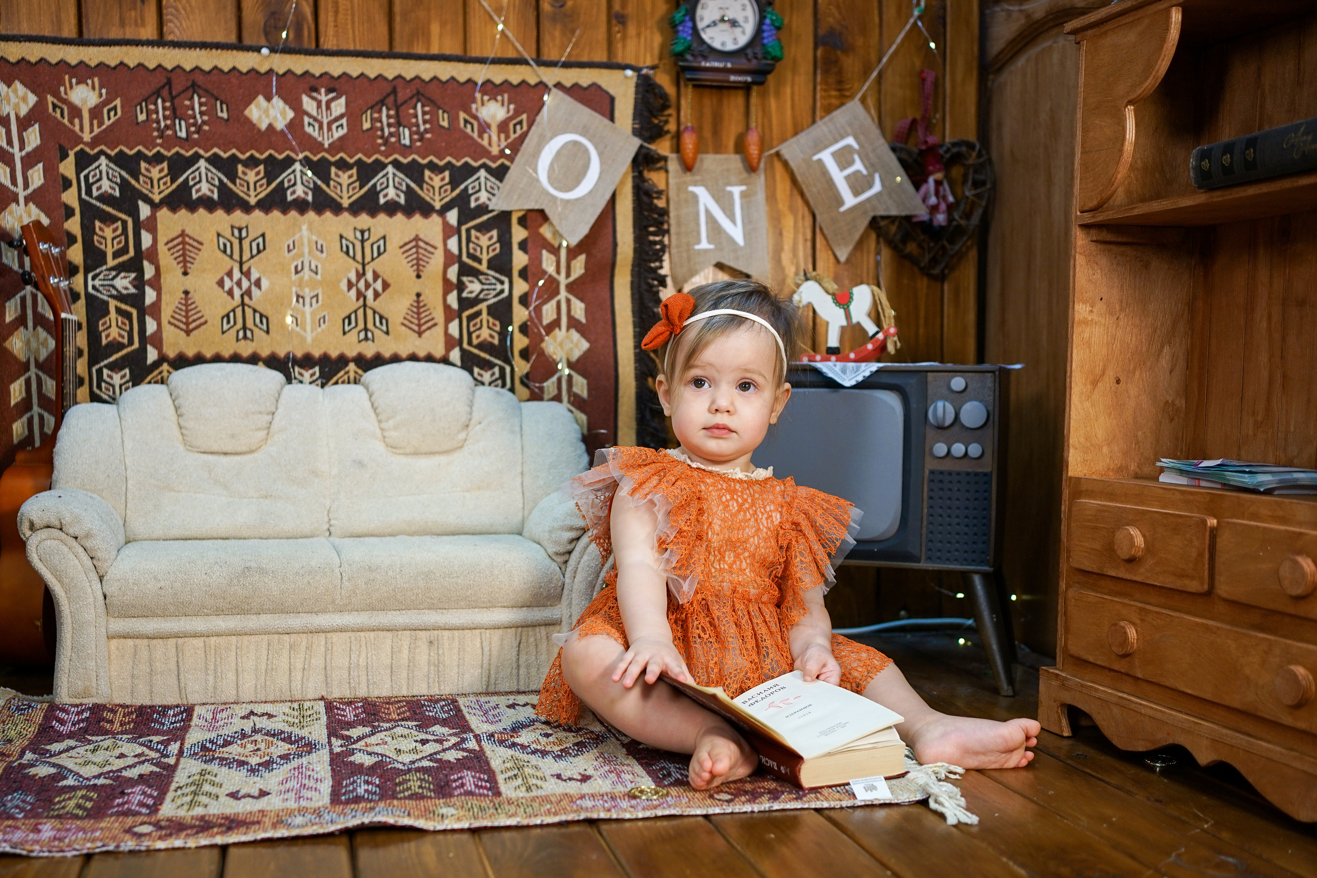 Деревянный Подиум. Детская Фотостудия ГОДОВАСИКИ в Санкт-Петербурге фотосесия на годик