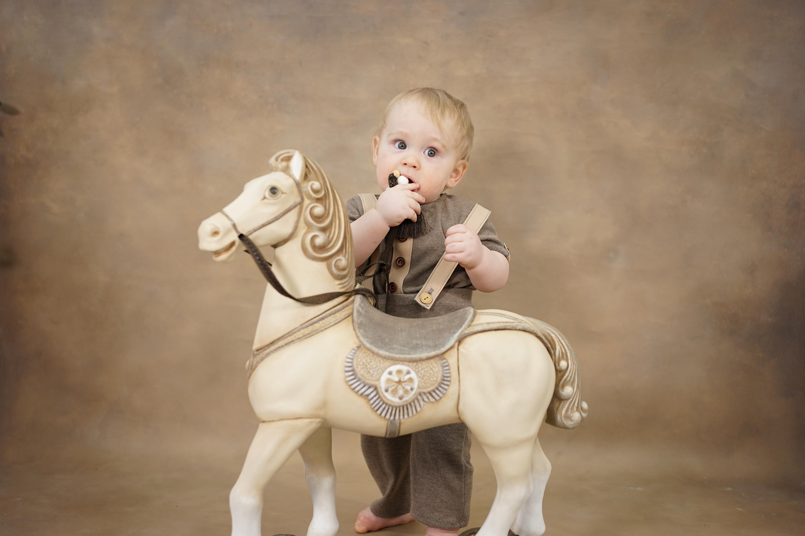 Фотозоны на ХОЛСТЕ. Детская Фотостудия ГОДОВАСИКИ в Санкт-Петербурге фотосесия на годик