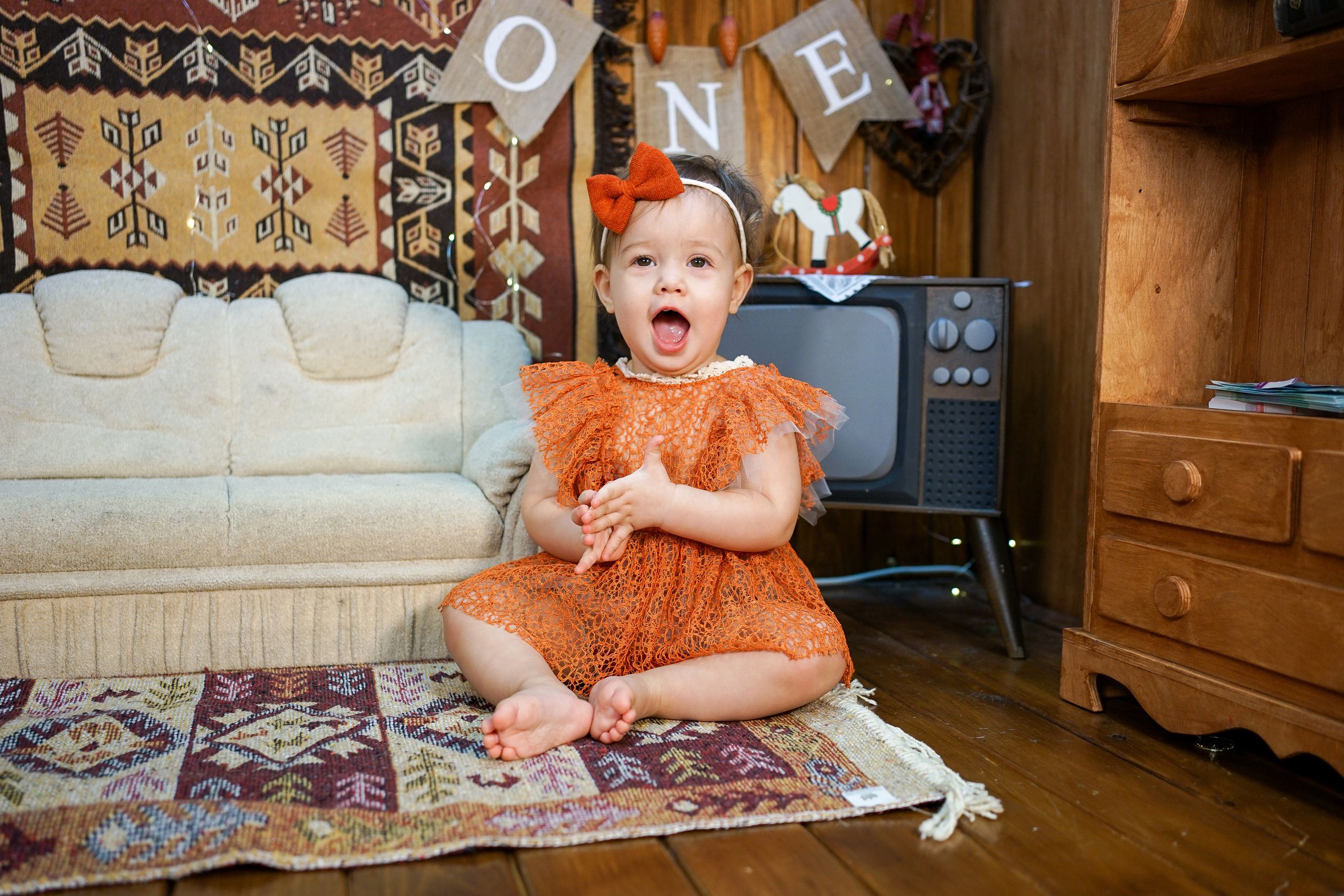 Деревянный Подиум. Детская Фотостудия ГОДОВАСИКИ в Санкт-Петербурге фотосесия на годик