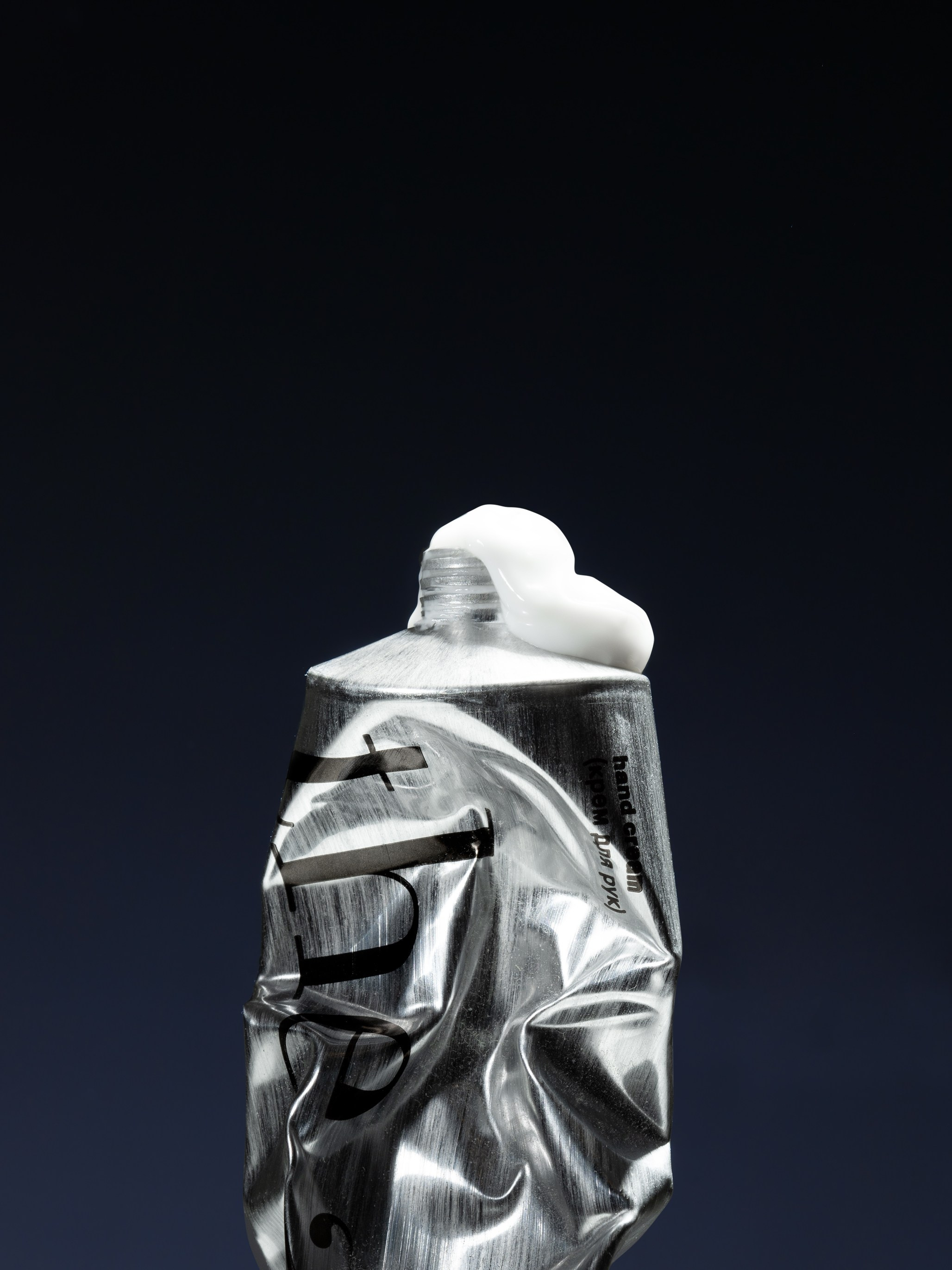 Средства для волос и тела. Предметный фотограф в Москве Мария Игнатенко. Нейрофото, ретушь, сет-дизайн