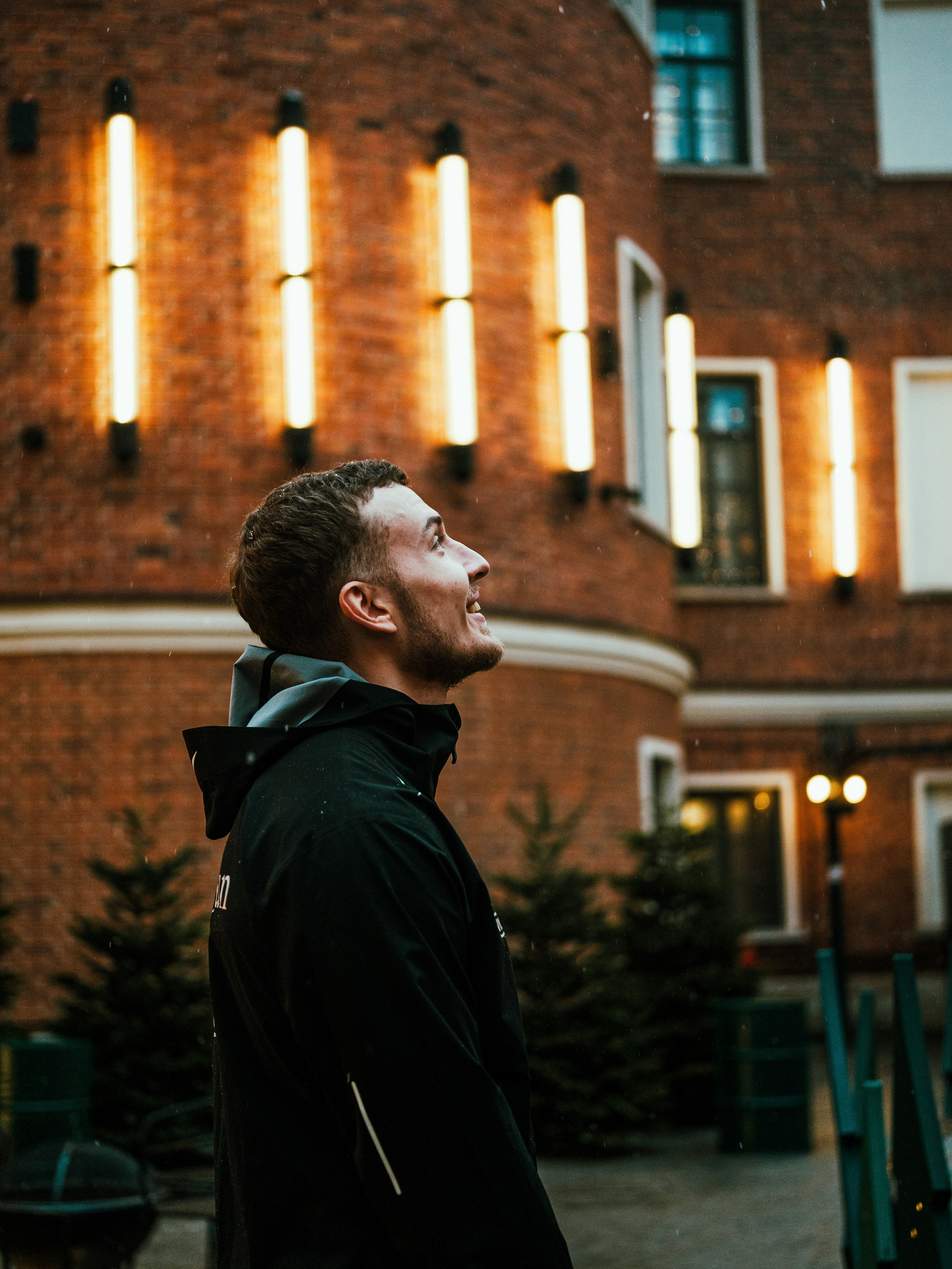 Social Run Community x Anta. Зимняя городская новогодняя фотосессия спортивной одежды от бегового клуба social run community. Портретный и репортажный фотограф в Санкт-Петербурге Смоляков Максим