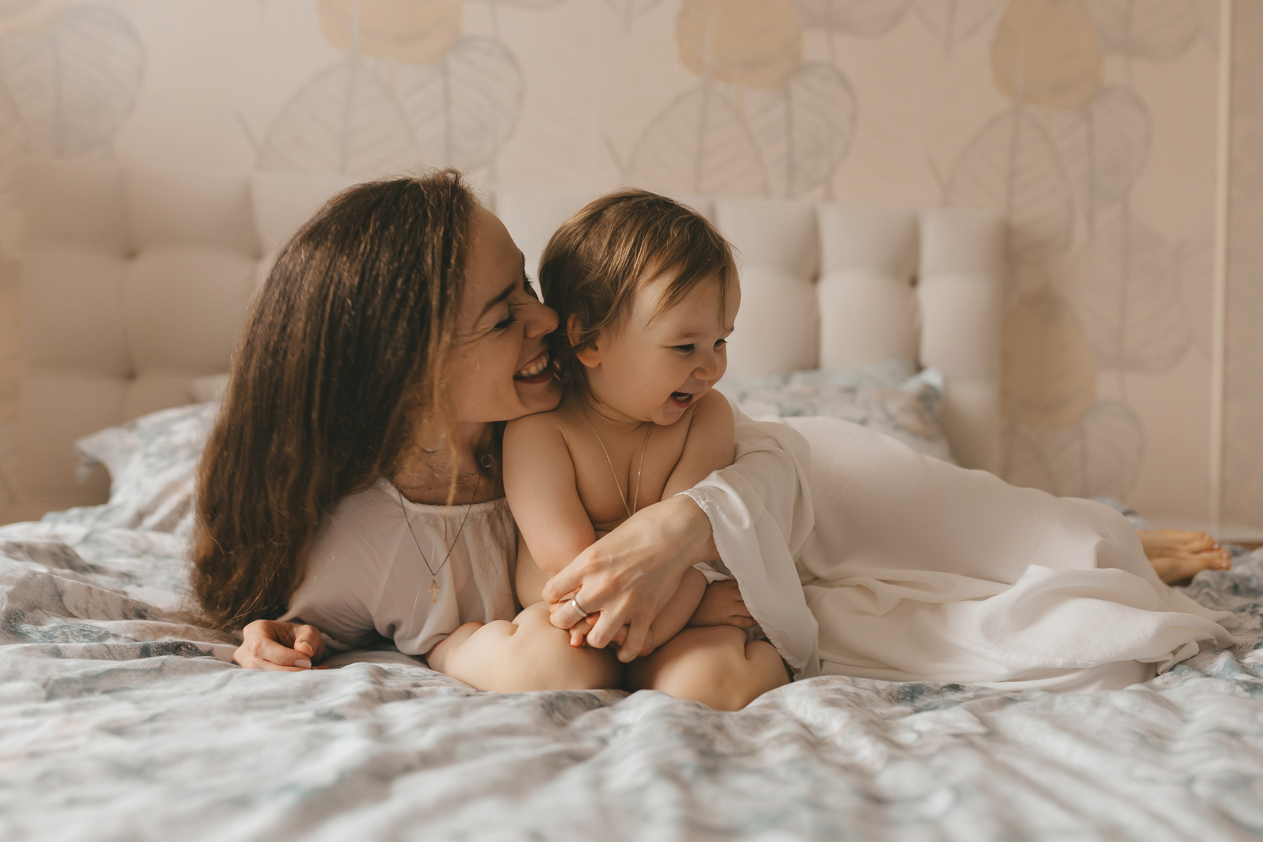 Весенняя домашняя семейная фотосессии мамы с дочками. Семейный и женский фотограф в Москве Надежда Воробьева