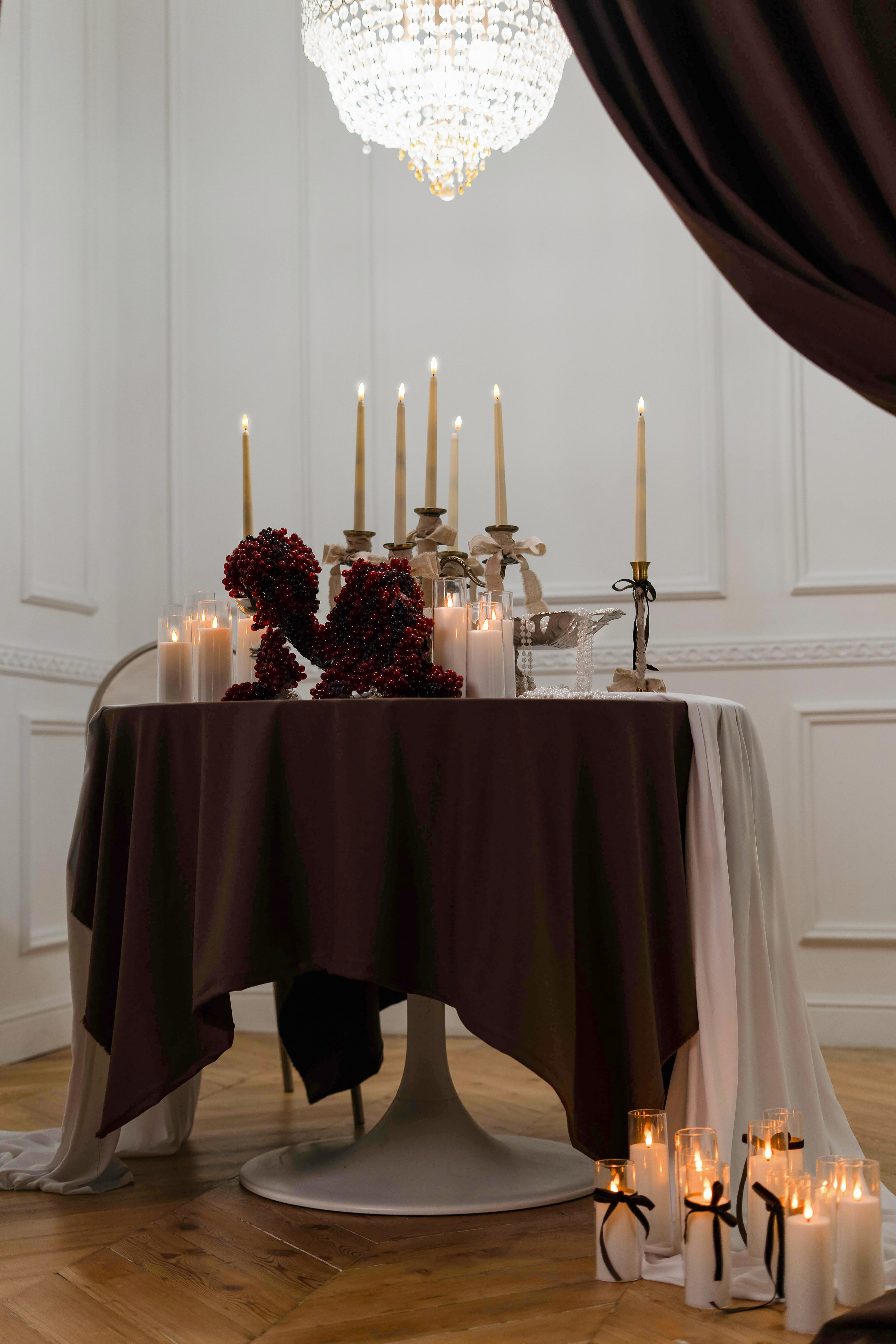 Фотосессия в стиле Love Story со свечами и столом