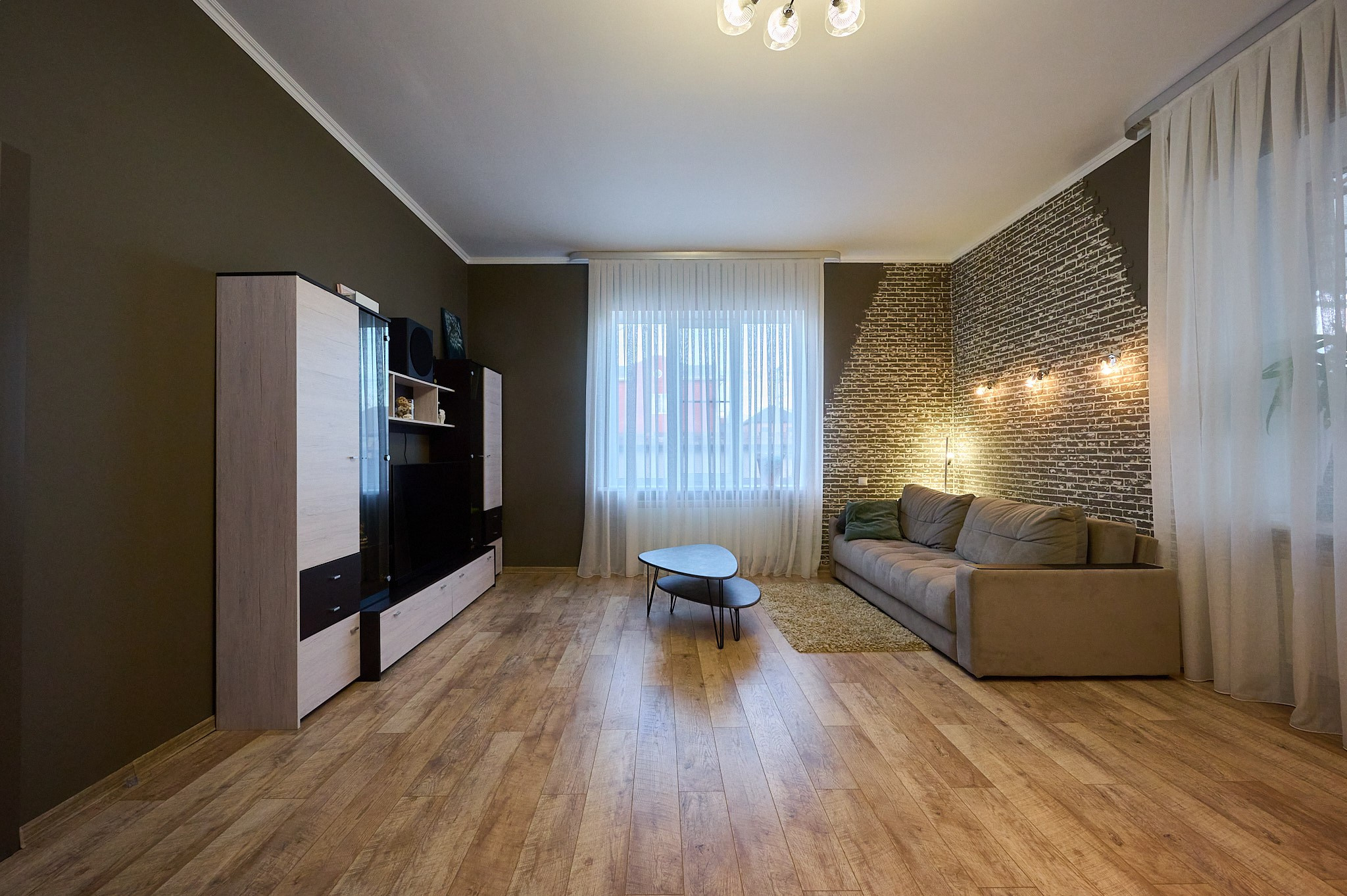 гостиная комната  в серых тоннах серый диван  шкаф черно белый 