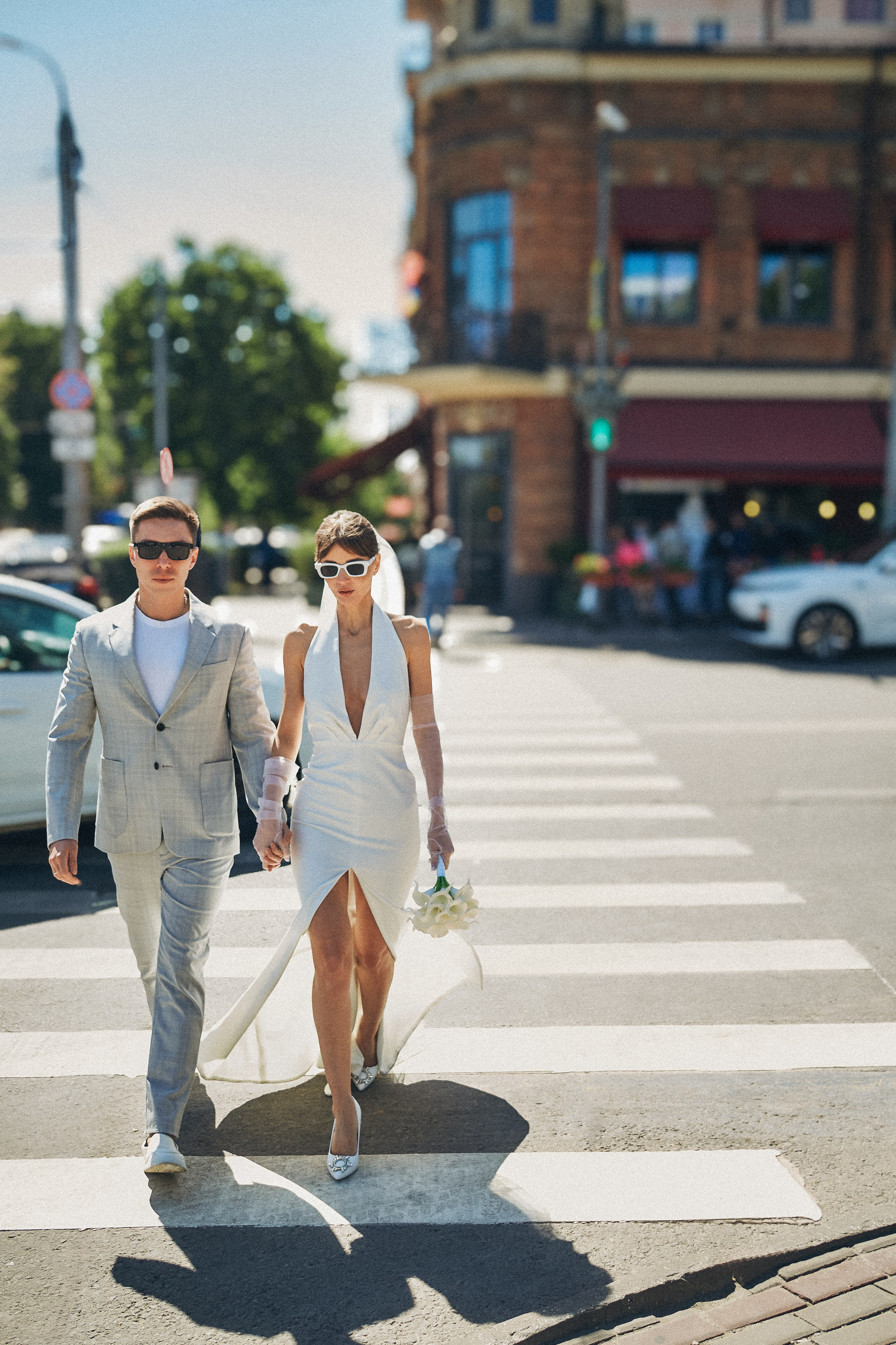 Жених и невеста гуляют по городу.