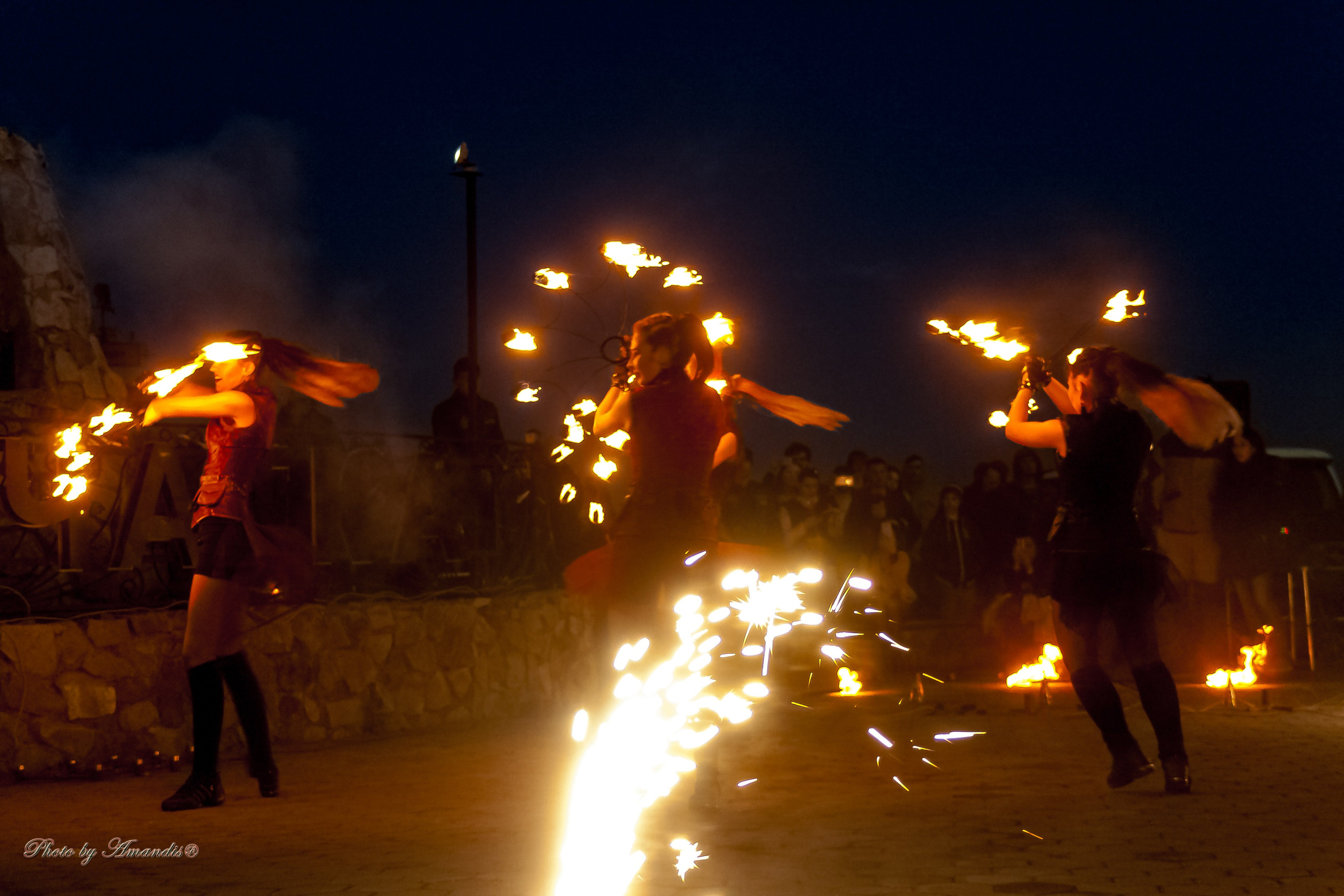 Огненное шоу у памятника «Здесь начинается Россия». Камчатка. Май 2017. Репортажная съемка в Москве и области. Анималистика