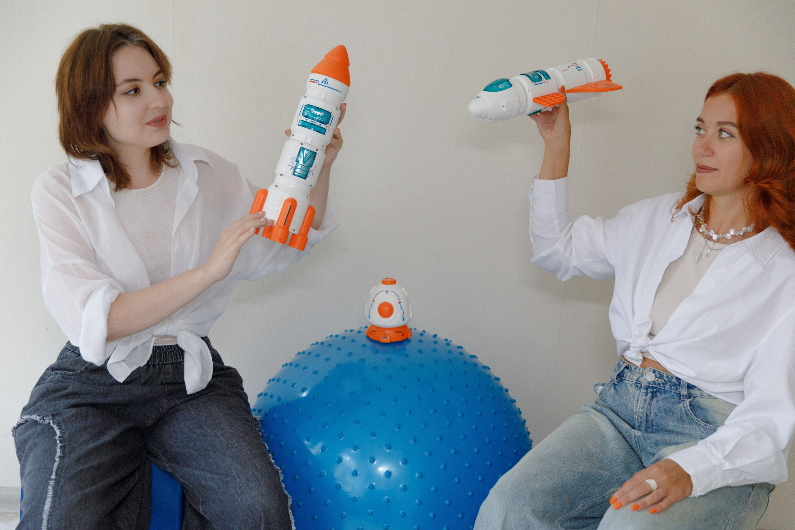 Юлианна и Анна в кабинете Dir Floor Time. Фотограф в Москве Слуцкая Наталья, репортаж, портрет, контент