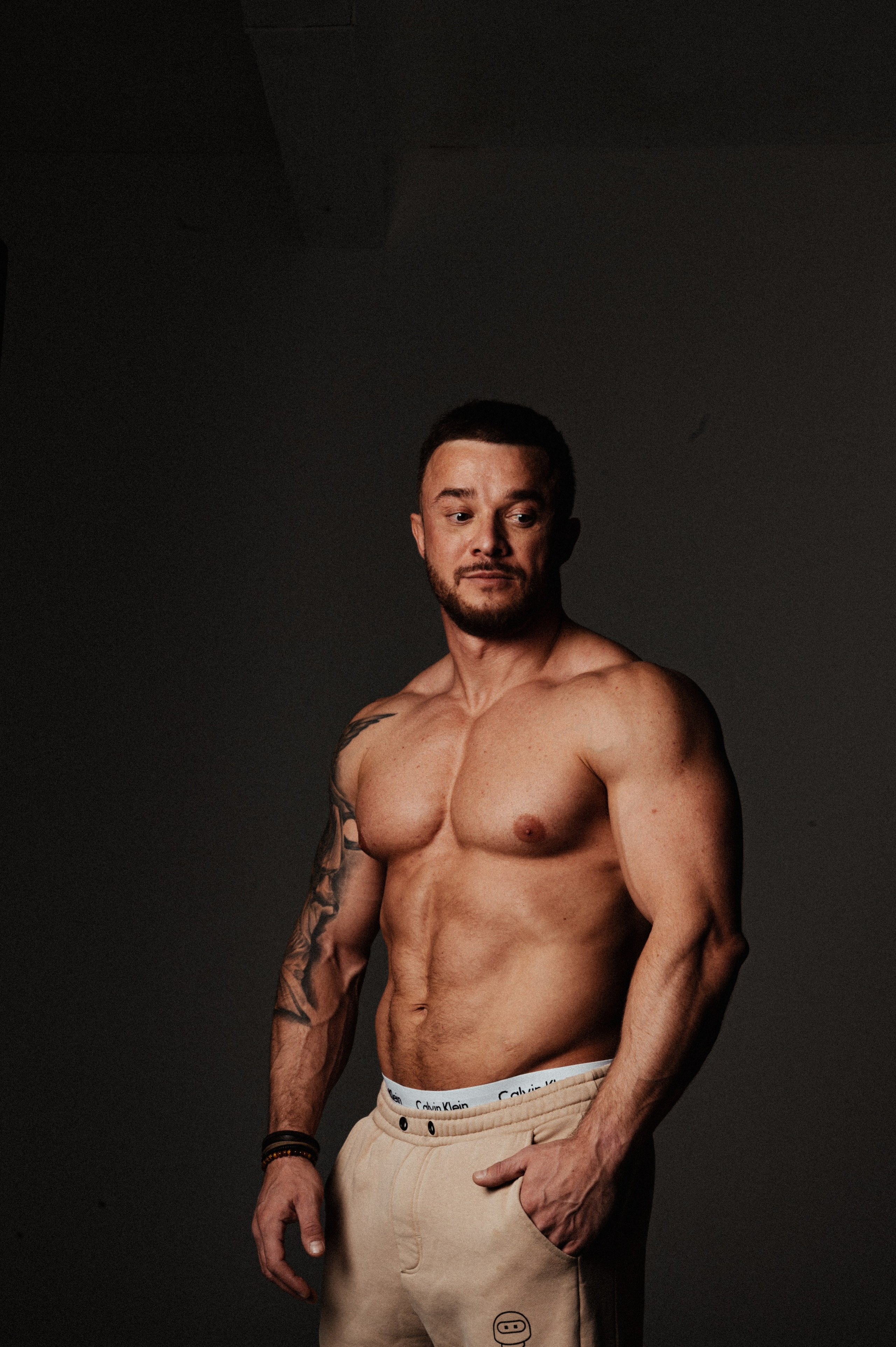 Константин. Профессиональный фотограф беременности в СПБ. Стильные фотосессии беременности в стиле минимализм и классическая фотография