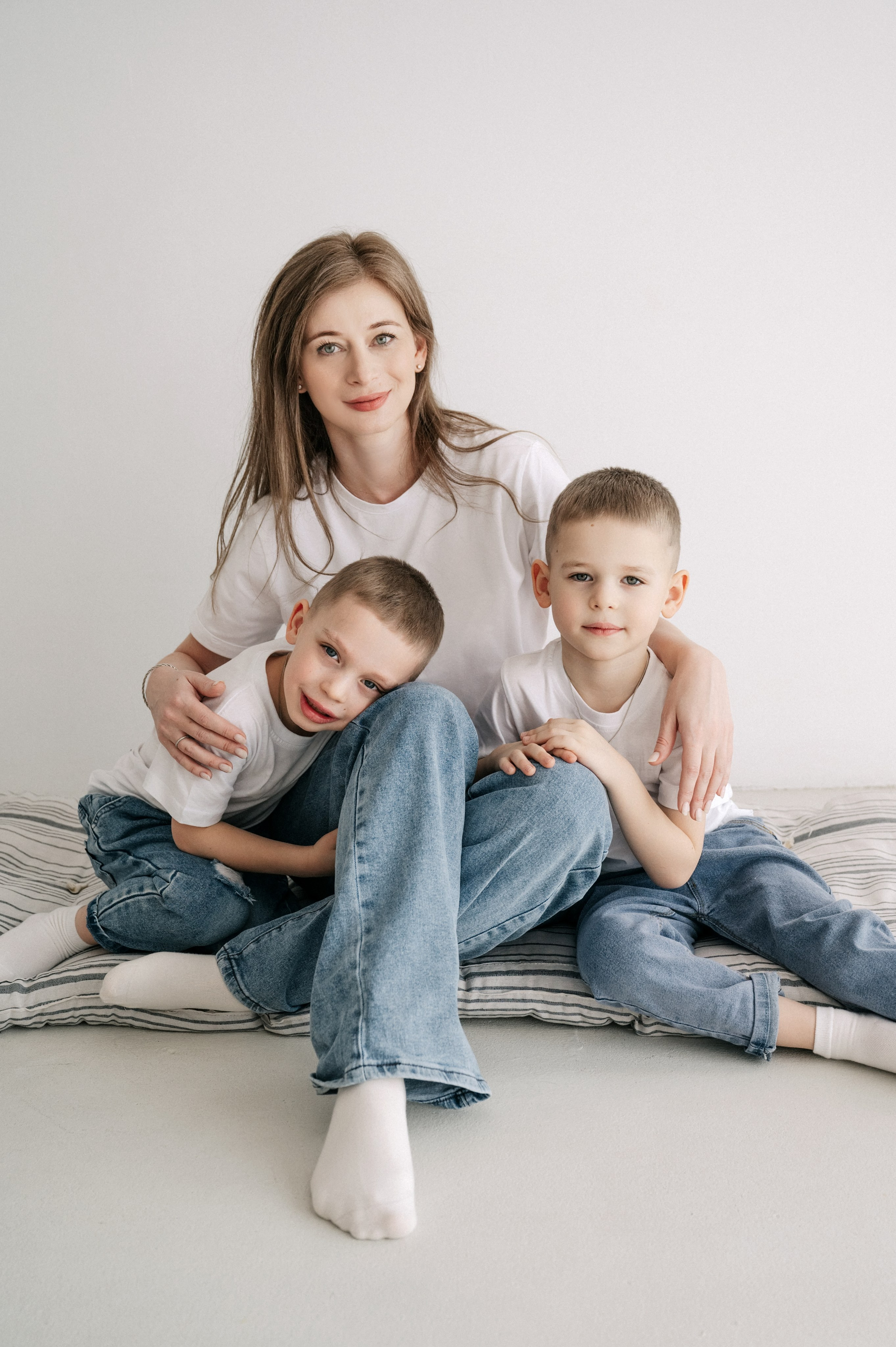 Семейная фотосессия мамы с сыновьями в фотостудии в Королёве. Свадебный и семейный фотограф Виктория Носачёва. Щелково, Москва и МО
