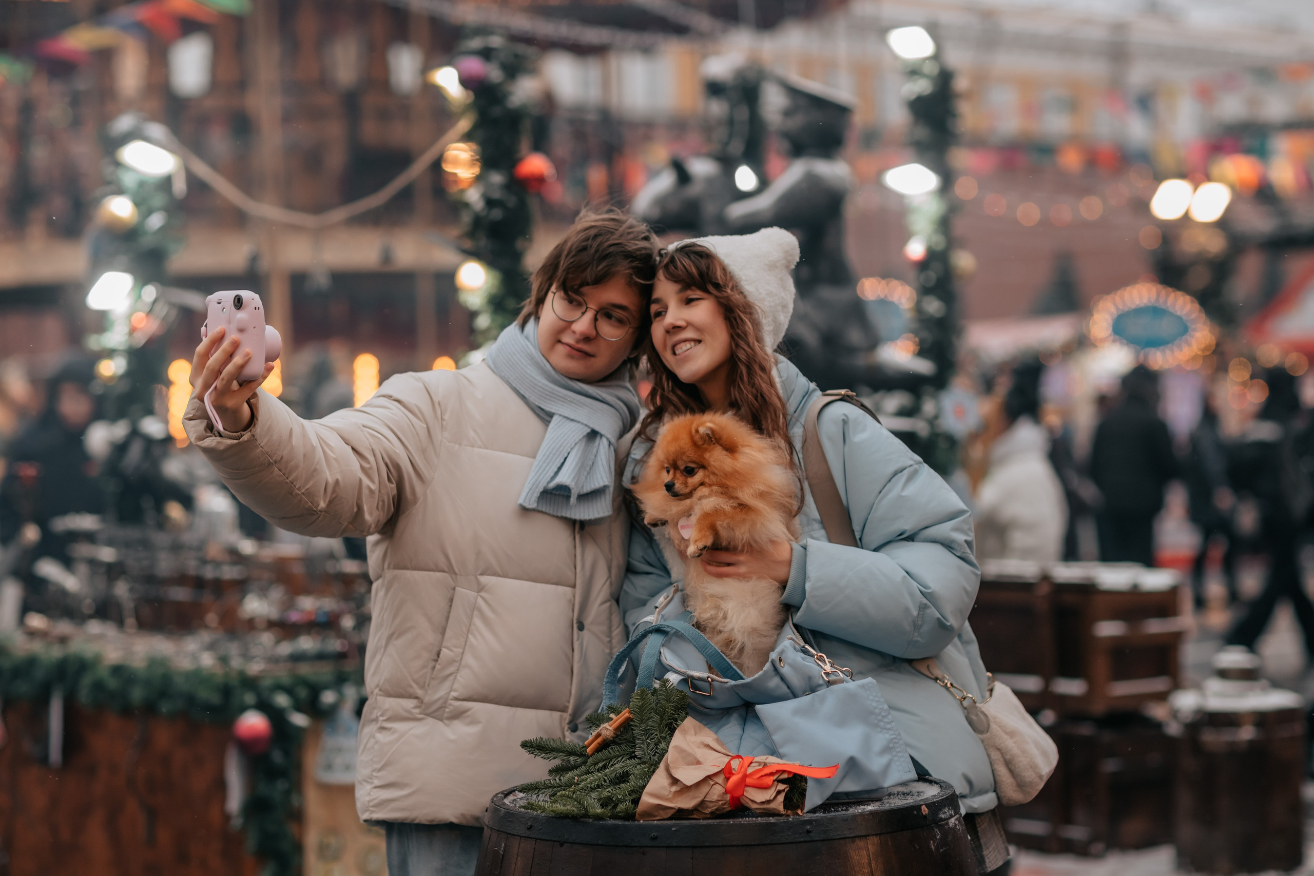 Тоффи и семья на новогодней ярмарке. Семейный фотограф анималист Мария Крючкова