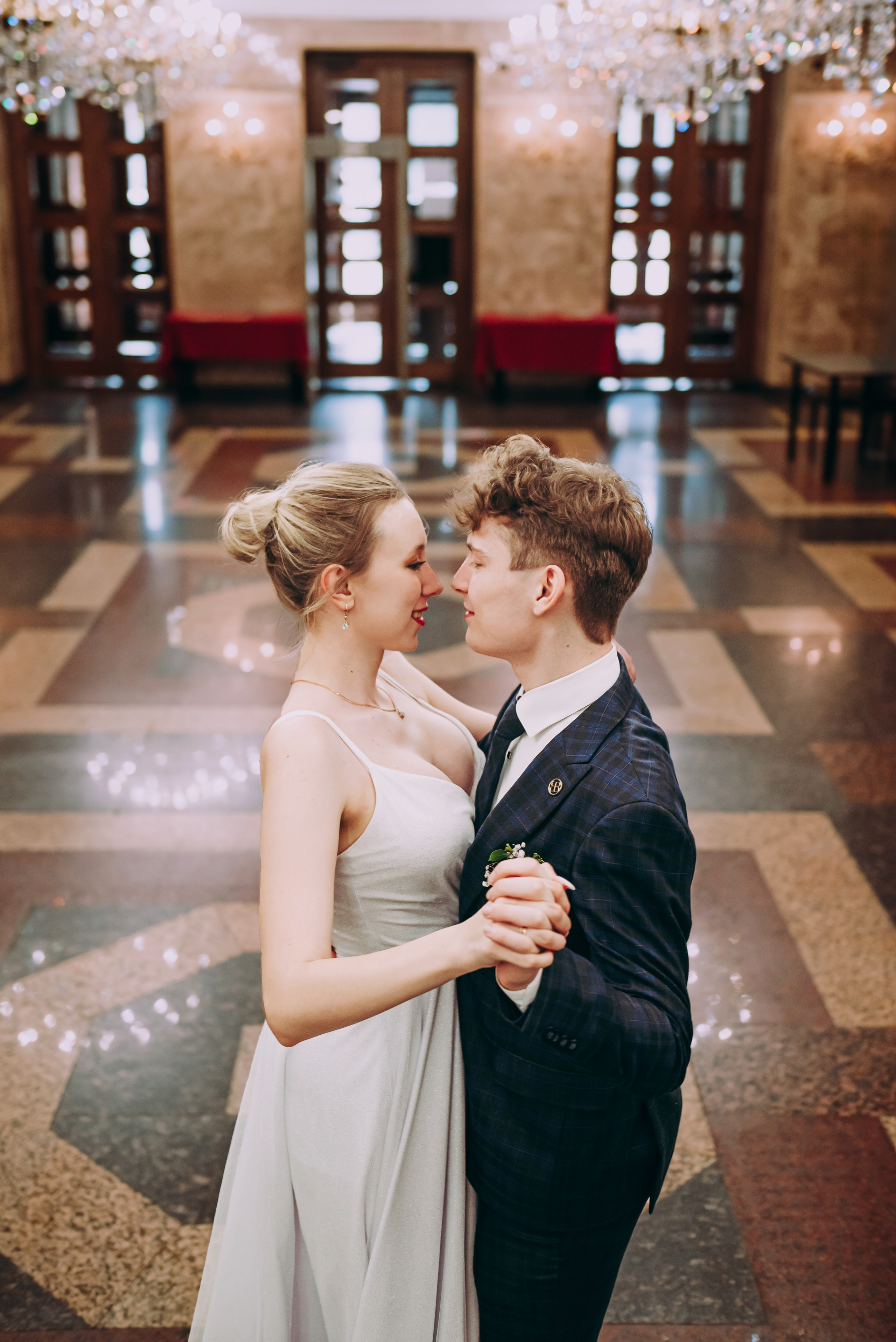 Свадебная фотосессия в музыкальном театре в г. Кемерово