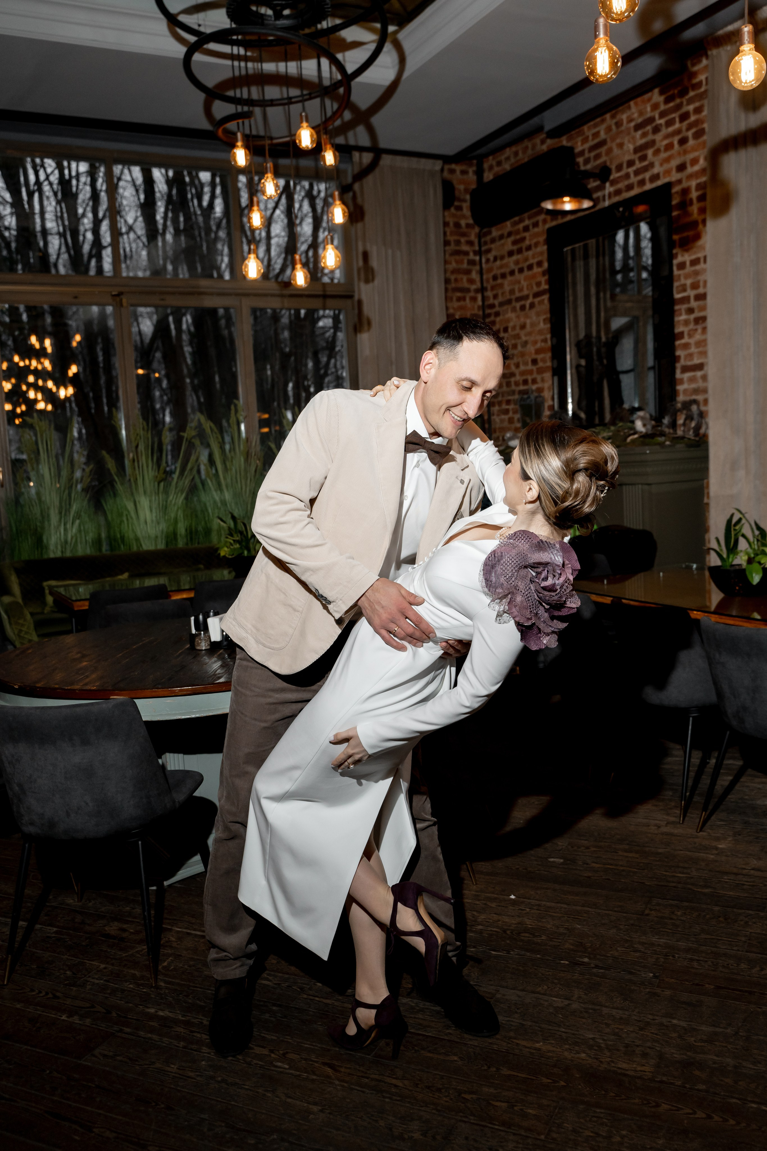 Свадебный фотограф в Москве. Свадебный фотограф Видное, Бутово, Домодедово, Щербинка, Царицыно. Свадебная фотосессия и сборы невесты в отеле Soluxe. Регистрация брака во дворце бракосочетания ВДНХ. Свадьба на ВДНХ. Свадебная фотосессия с ретро автомобилем Чайка. 