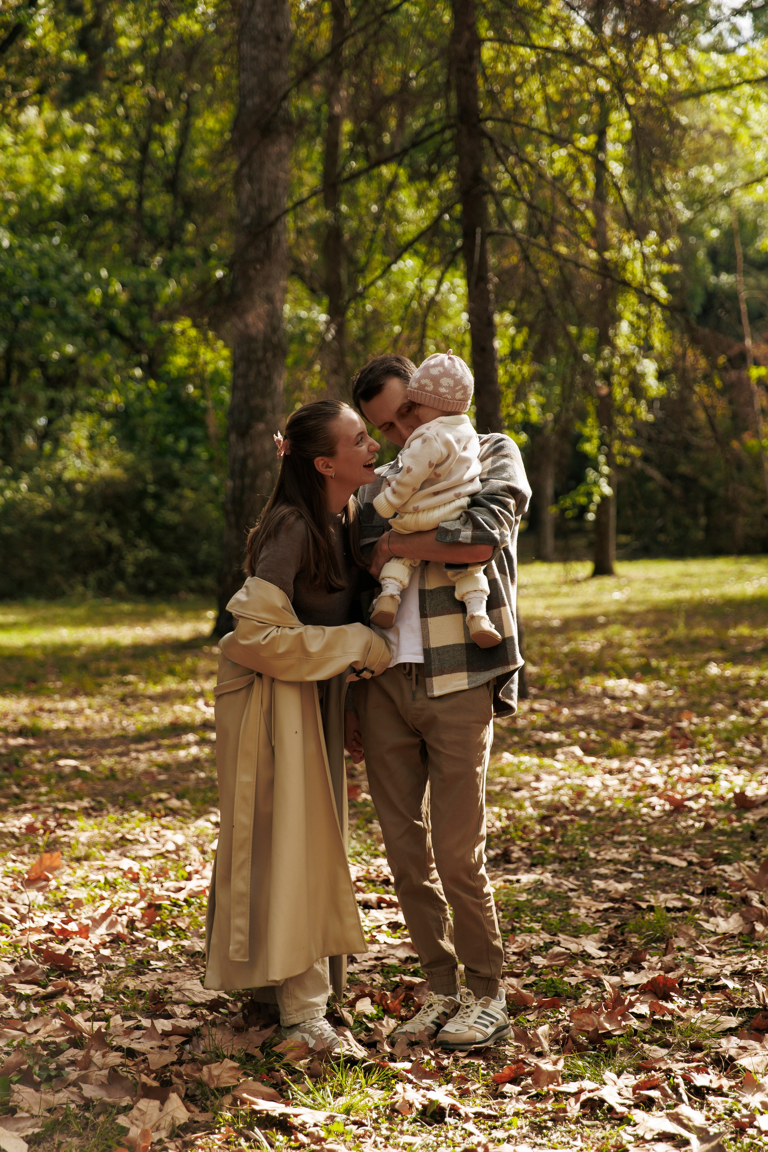 «Embracing Autumn: A Family Adventure Amidst Golden Leaves»