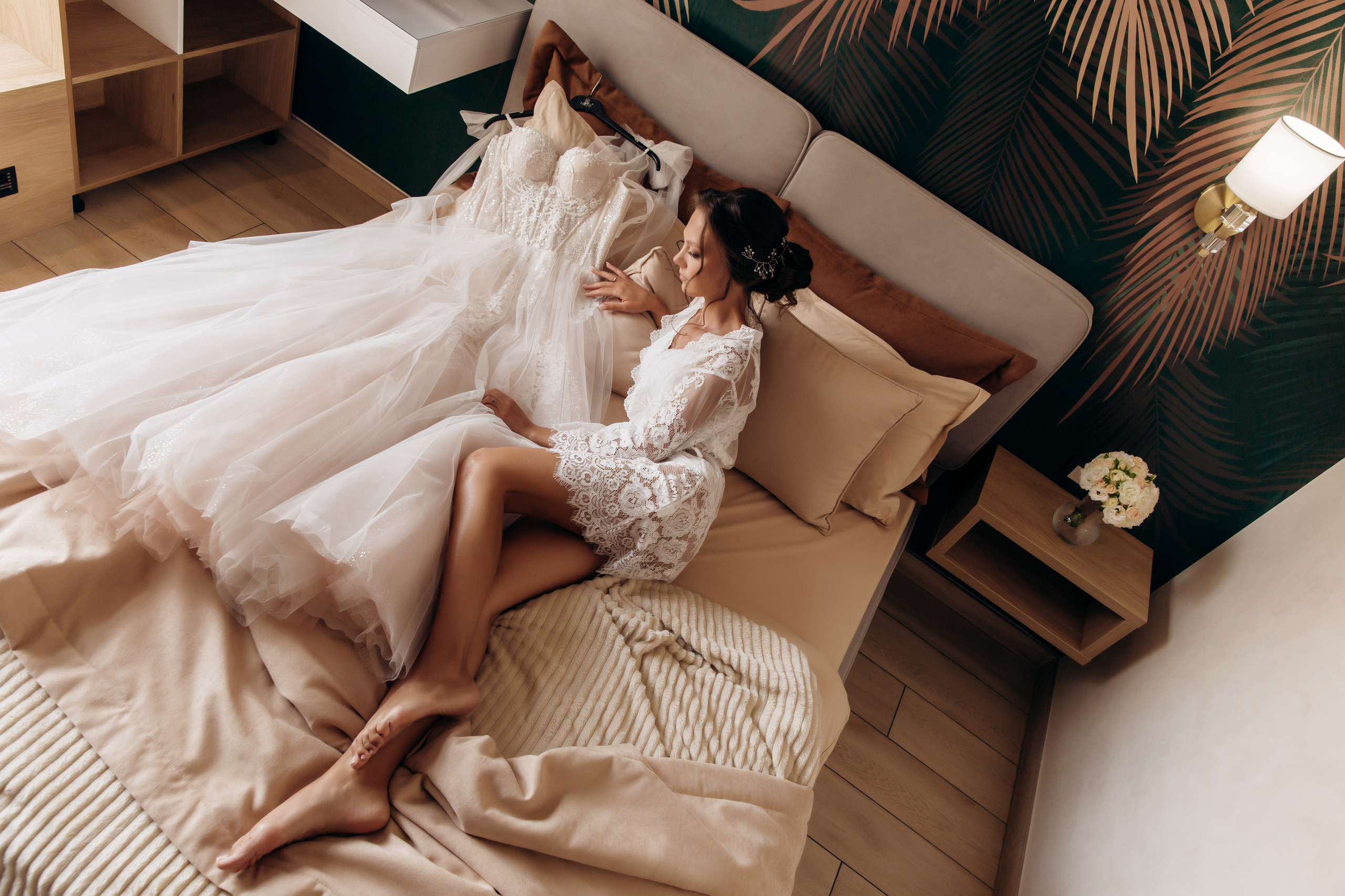 сборы невесты, платье невесты на кровати свадебный фотограф и видеограф симферополь крым владислав и анастасия макриди