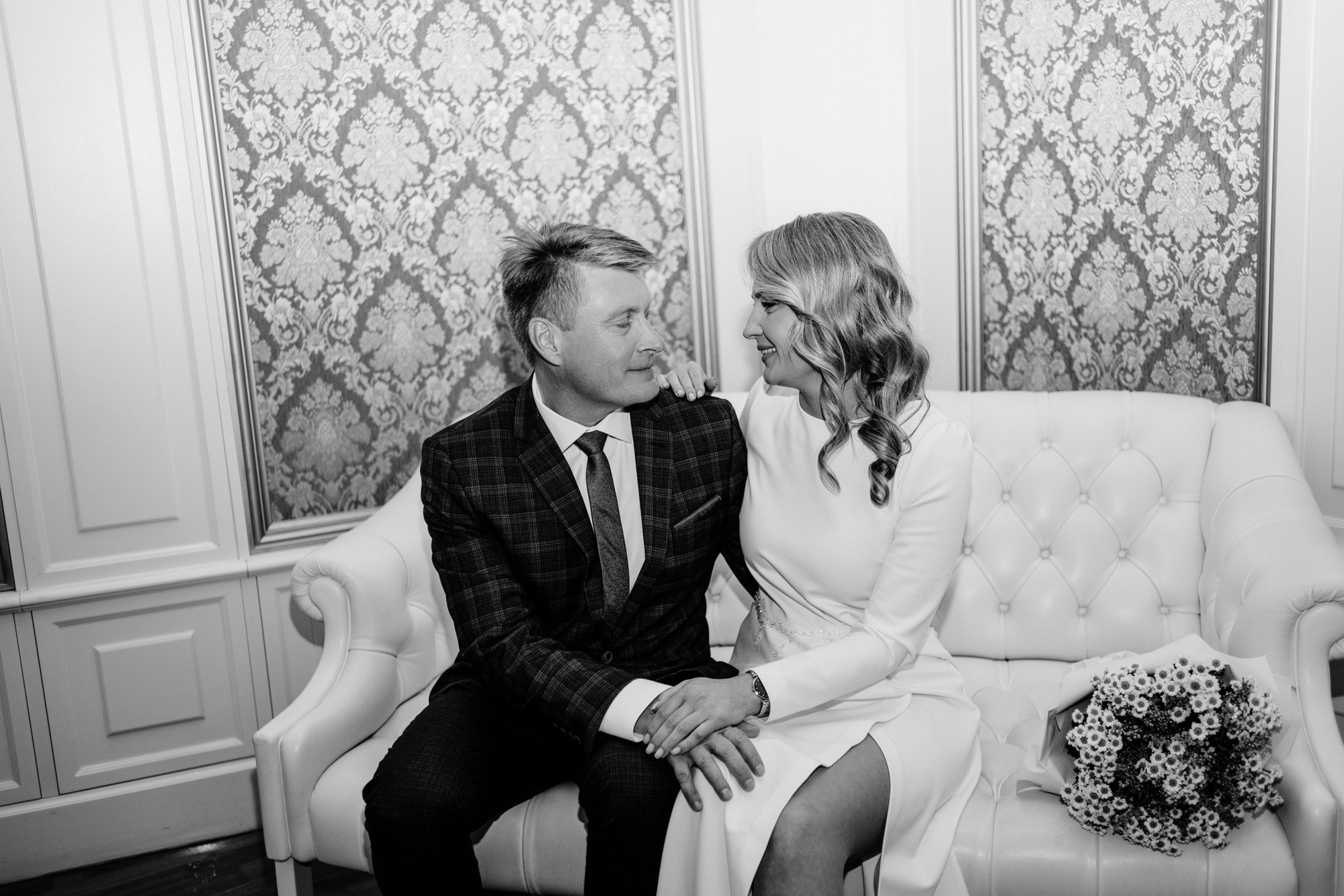 Свадебная фотосессия Дмитрия и Марии в Тюмени — Идеи для съемки в ЗАГСе и городе. Портретный фотограф Тюмень Дарья Мустафина