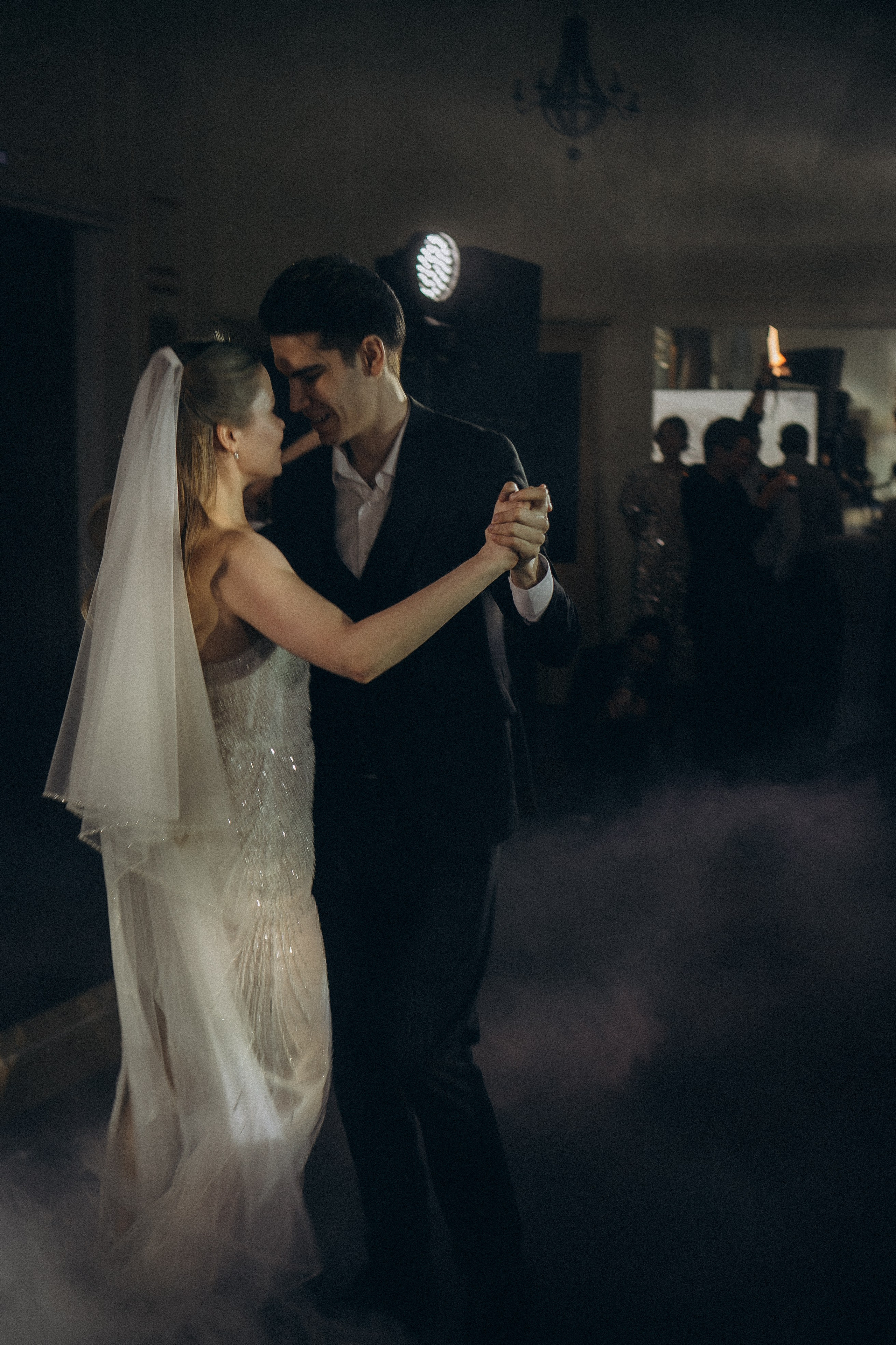 ПЕРВЫЙ ТАНЕЦ МОЛОДЫХ НА БАНКЕТЕ. ТРОГАТЕЛЬНЫЙ МОМЕНТ (СНЯТО В СИБИРЕ В НИЖНЕВАРТОВСКЕ). Профессиональный фотограф, Санкт-Петербург — Виктория Богомолова