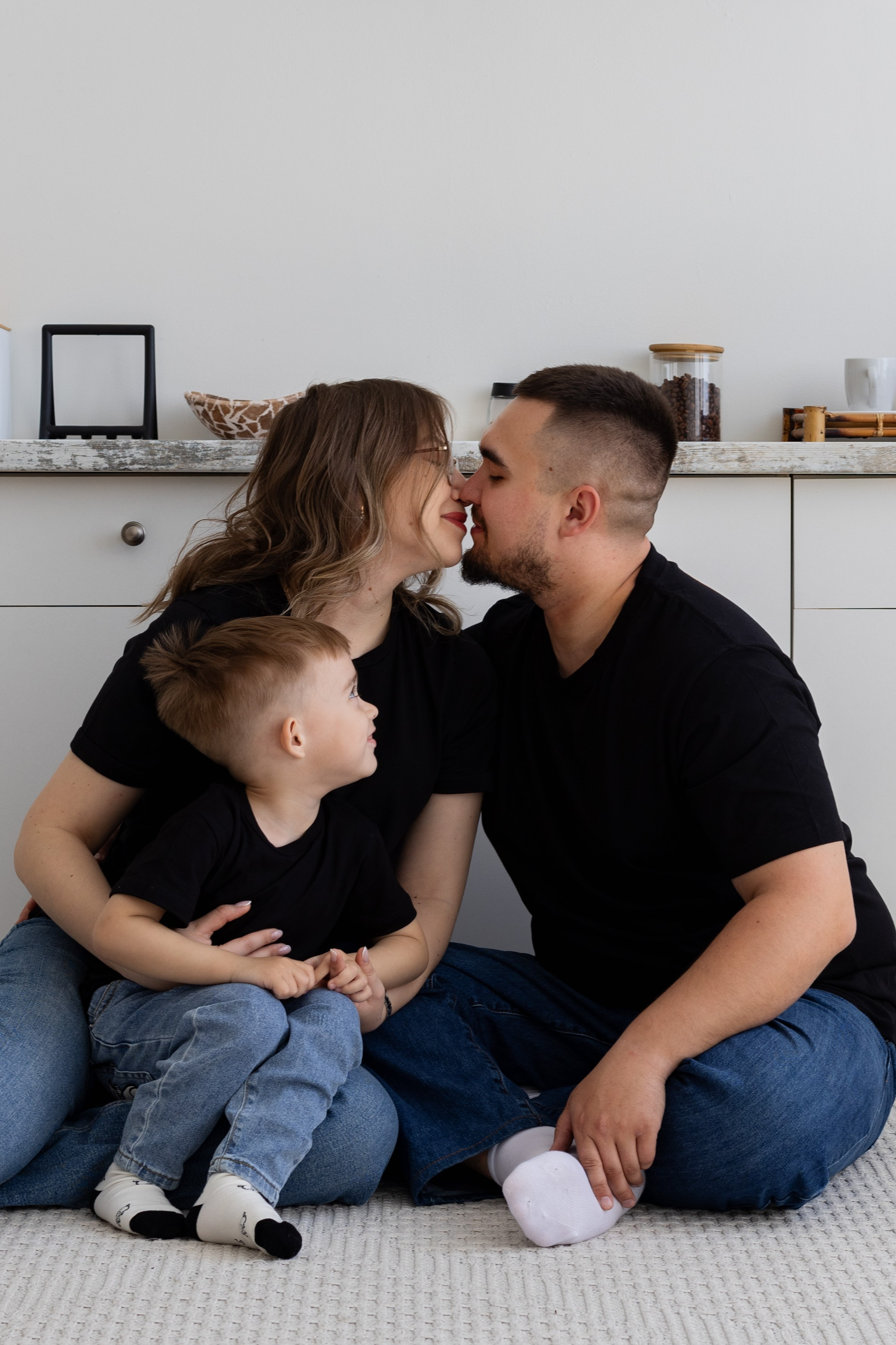 Семейная фотосессия в студии (Михаил, Крестина и Макар). Женский фотограф в Орске Новотроицке Динара Долганова