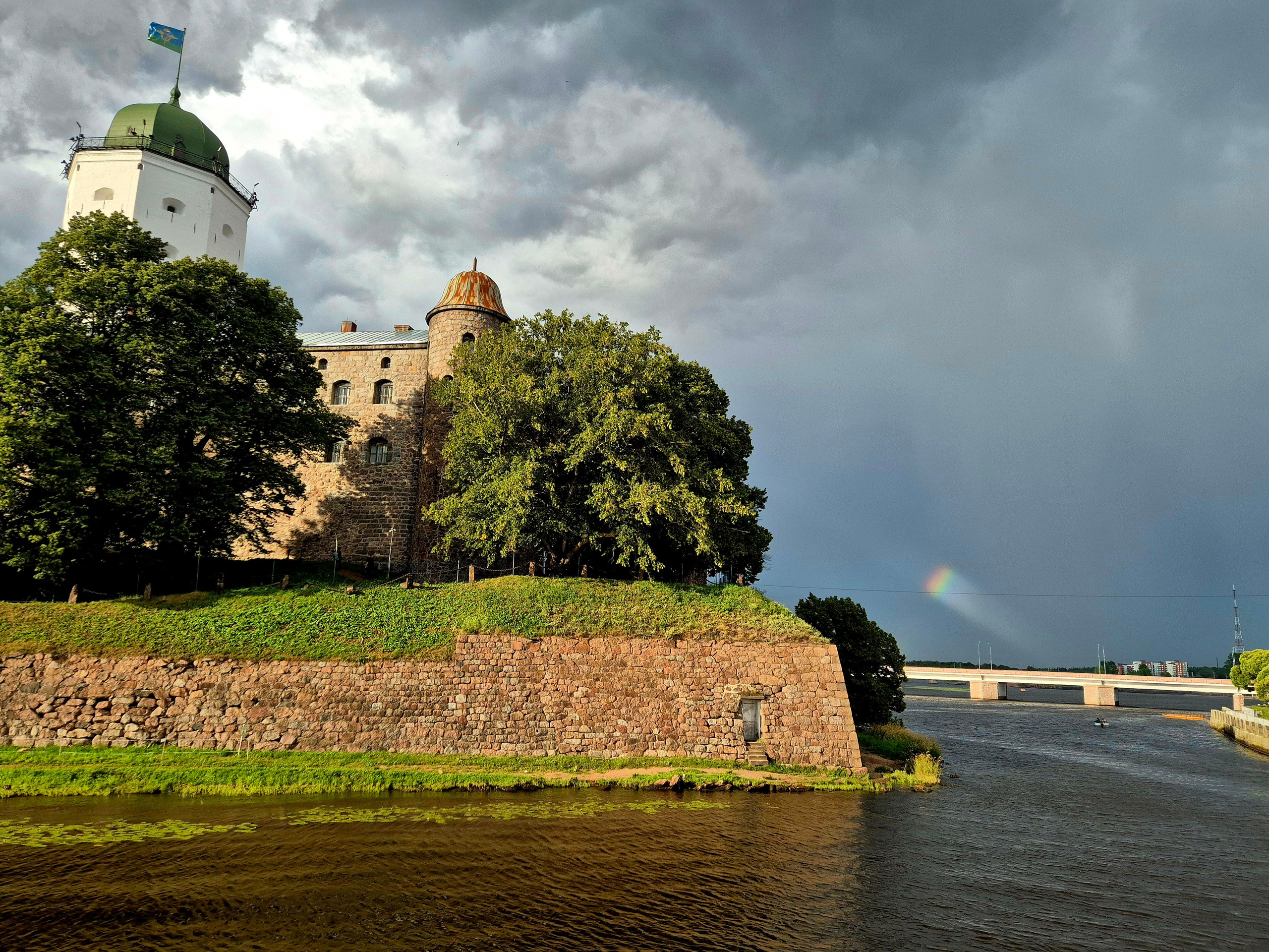 На город надвигалась грозовая туча, из которой пробивались лучики света