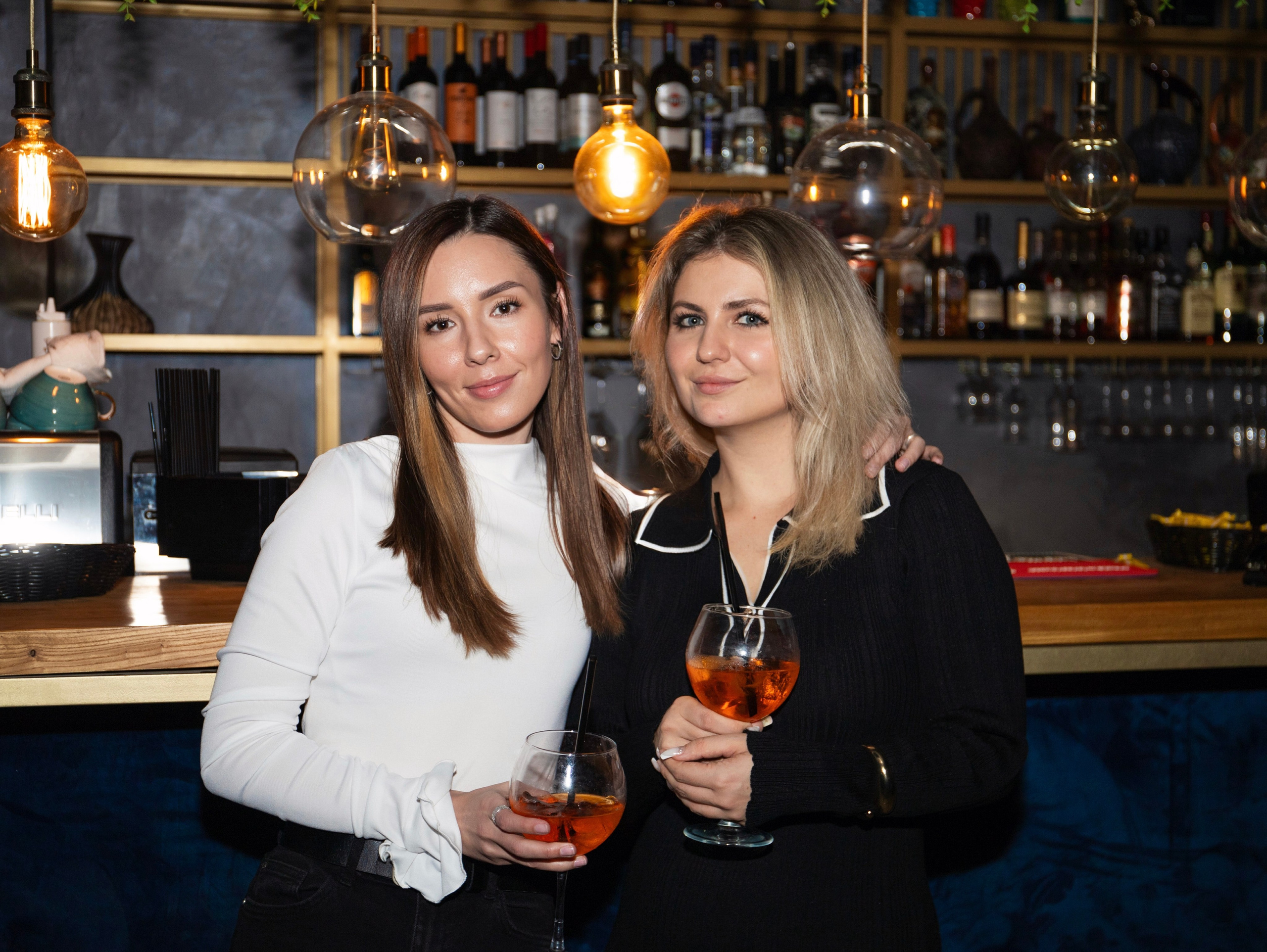 Репортажка из кальян-бара. Свадебный и семейный фотограф в Москве Мила Широких