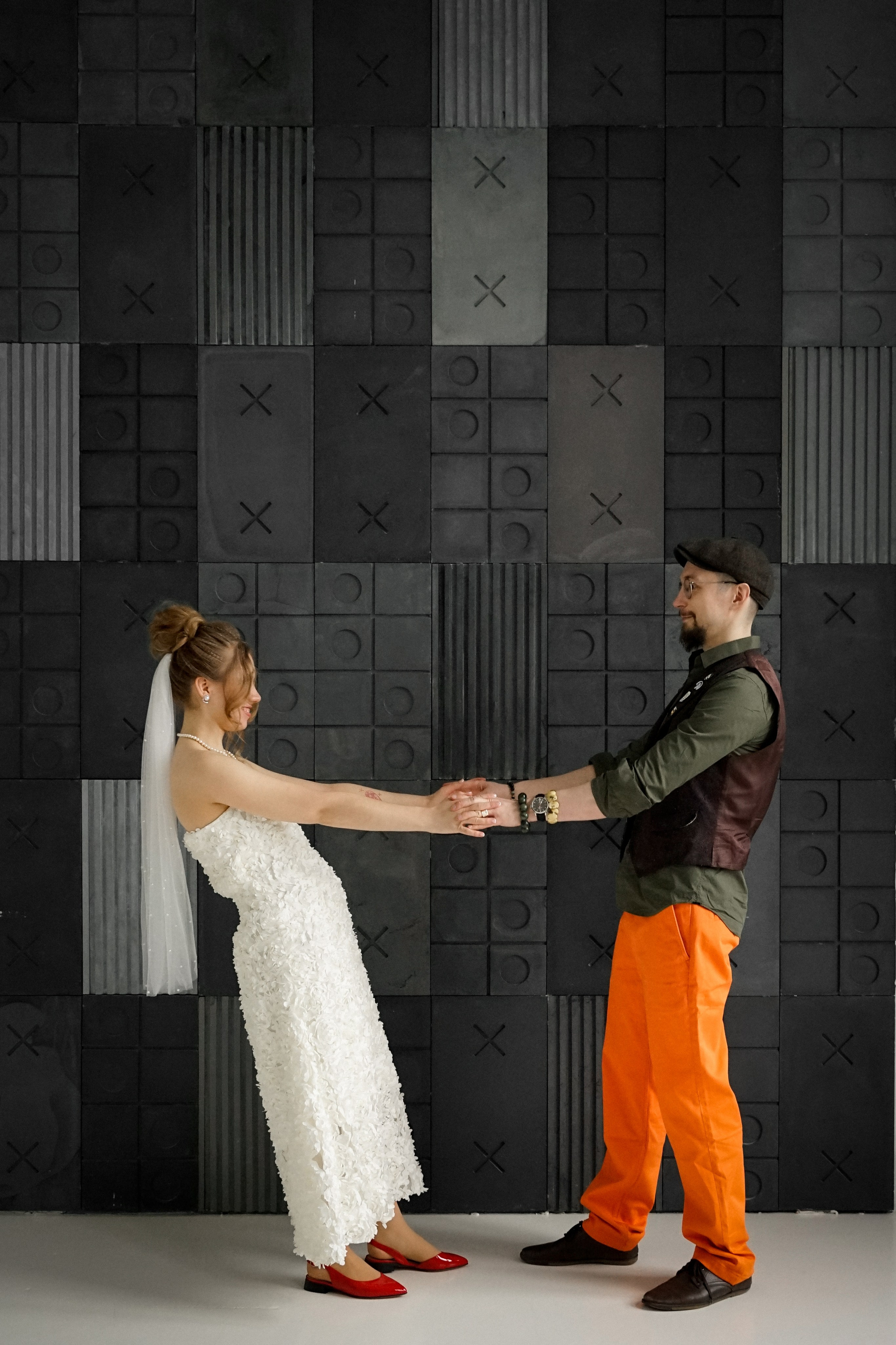 Фотосессия в необычном образе для жениха и невесты