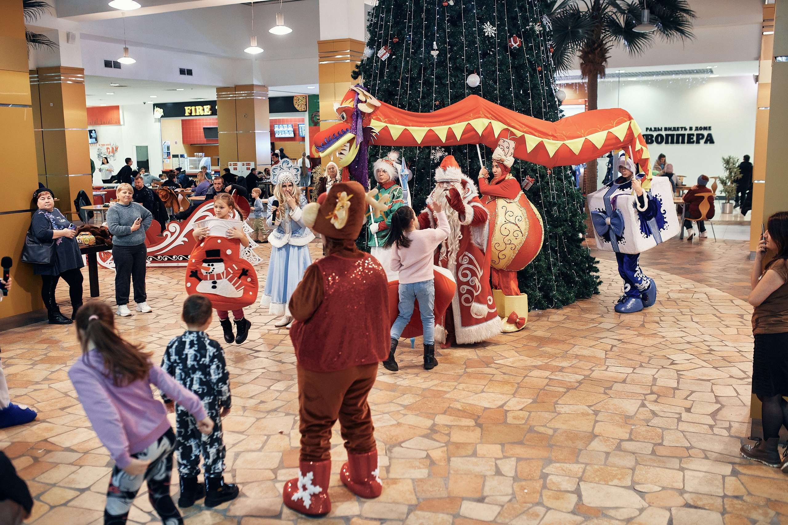 Детский новогодний праздник в ТЦ Июнь. Семейный и репортажной фотограф в Красноярске и Москве Виктор Бабинцев