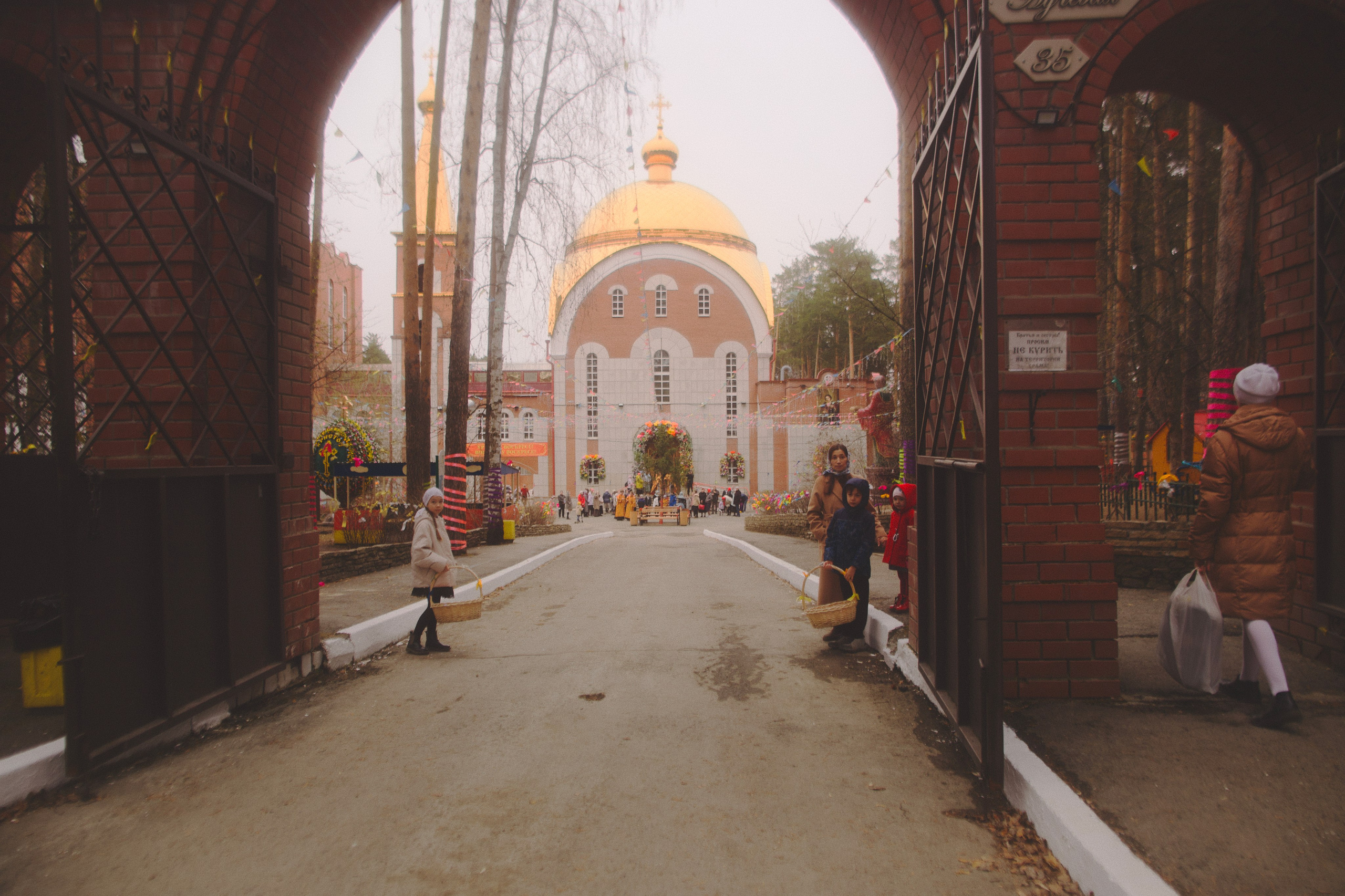 Репортаж с Божественной литургии в храме св. Пантелеимона в Екатеринбурге. Фотограф в Екатеринбурге: венчания, крещения, репортаж. Видео и трансляции. Официальный фотограф Екатеринбургской епархии
