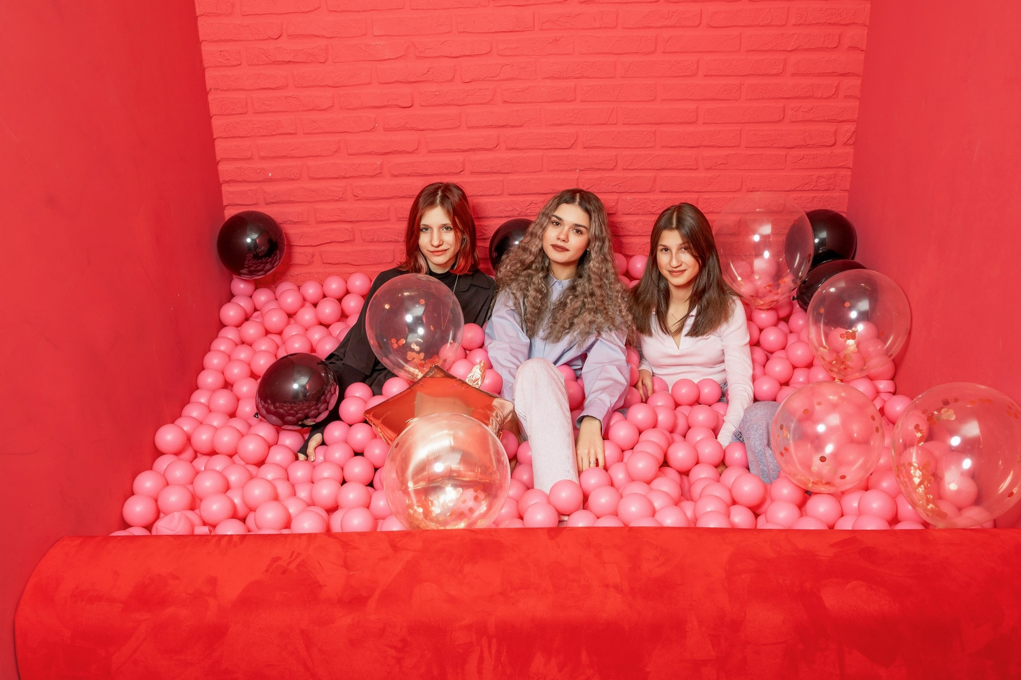 Яркая фотосессия в студии: 7 школа 9 м. СИГМА | Студия выпускных альбомов Красноярск