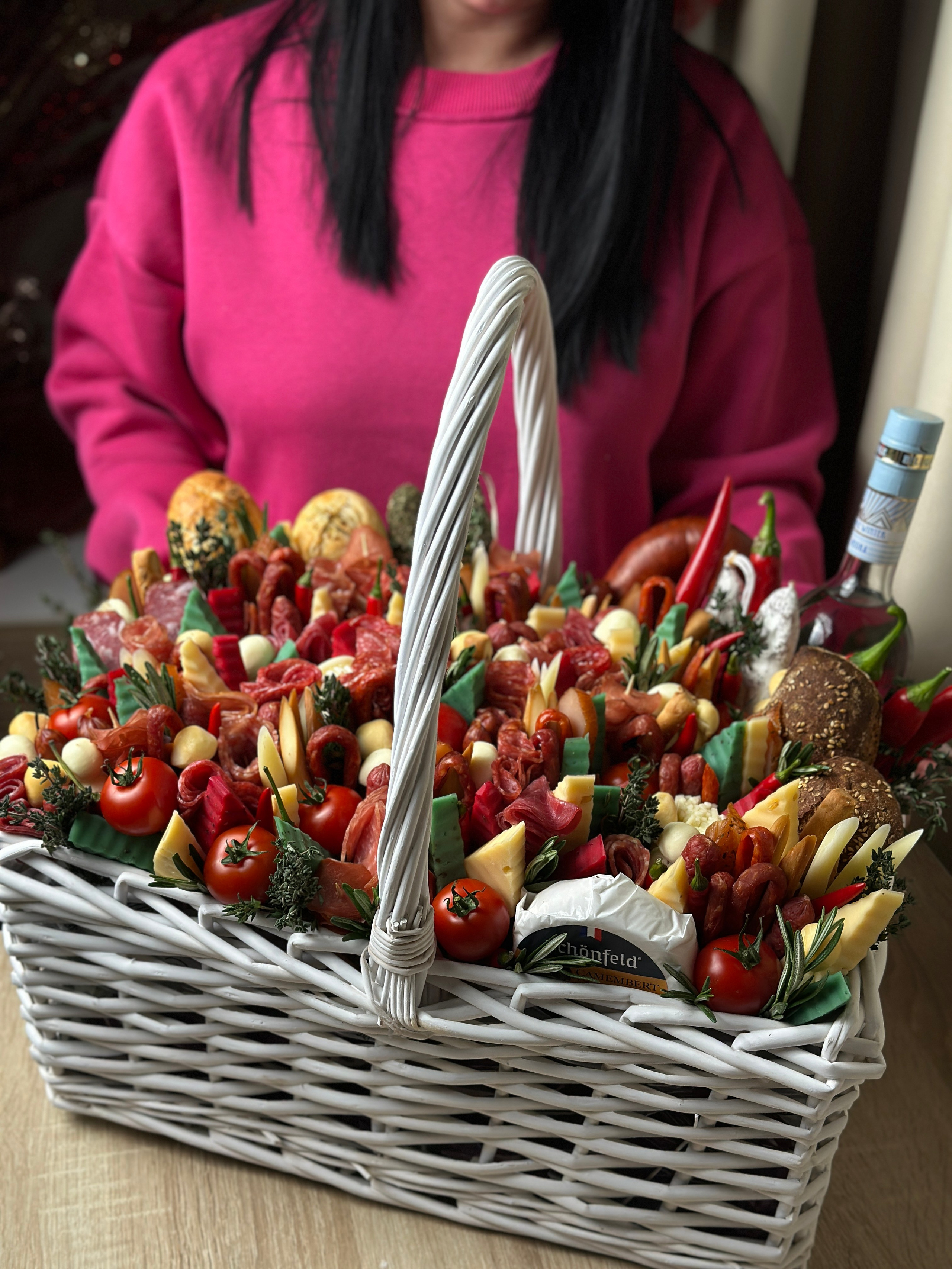 Корзины. Выездной кейтеринг, съедобные букеты, торты и сладости на заказ