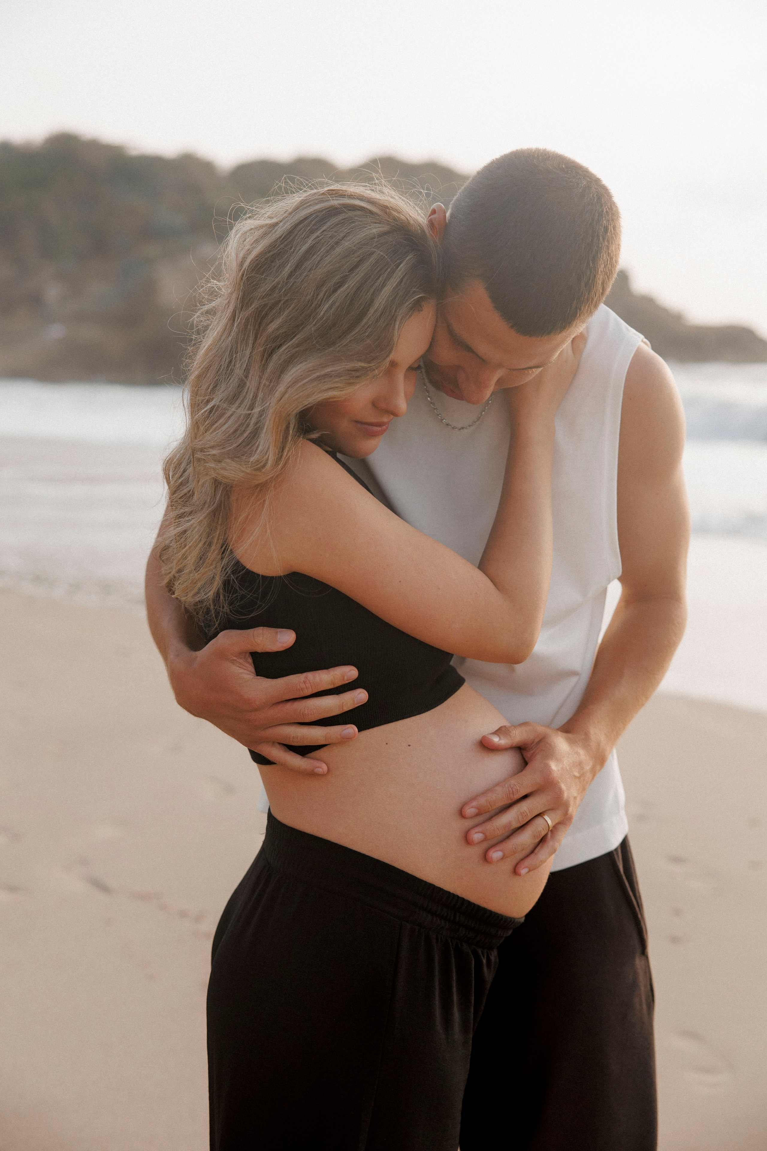 Pregnancy photoshoot near the sea (cloudy weather). Главная