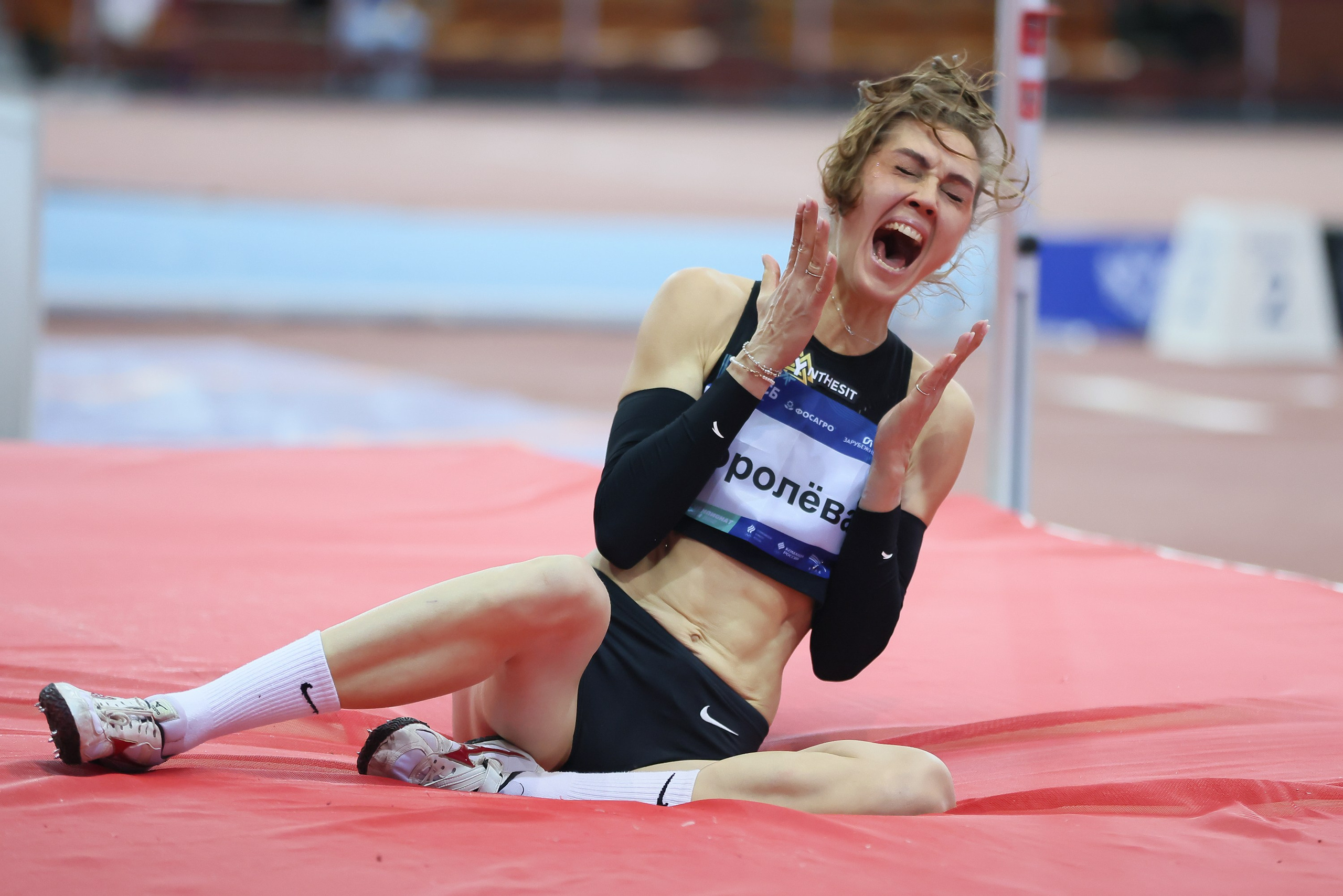 Прыгунья в высоту разочарована неудачной попыткой