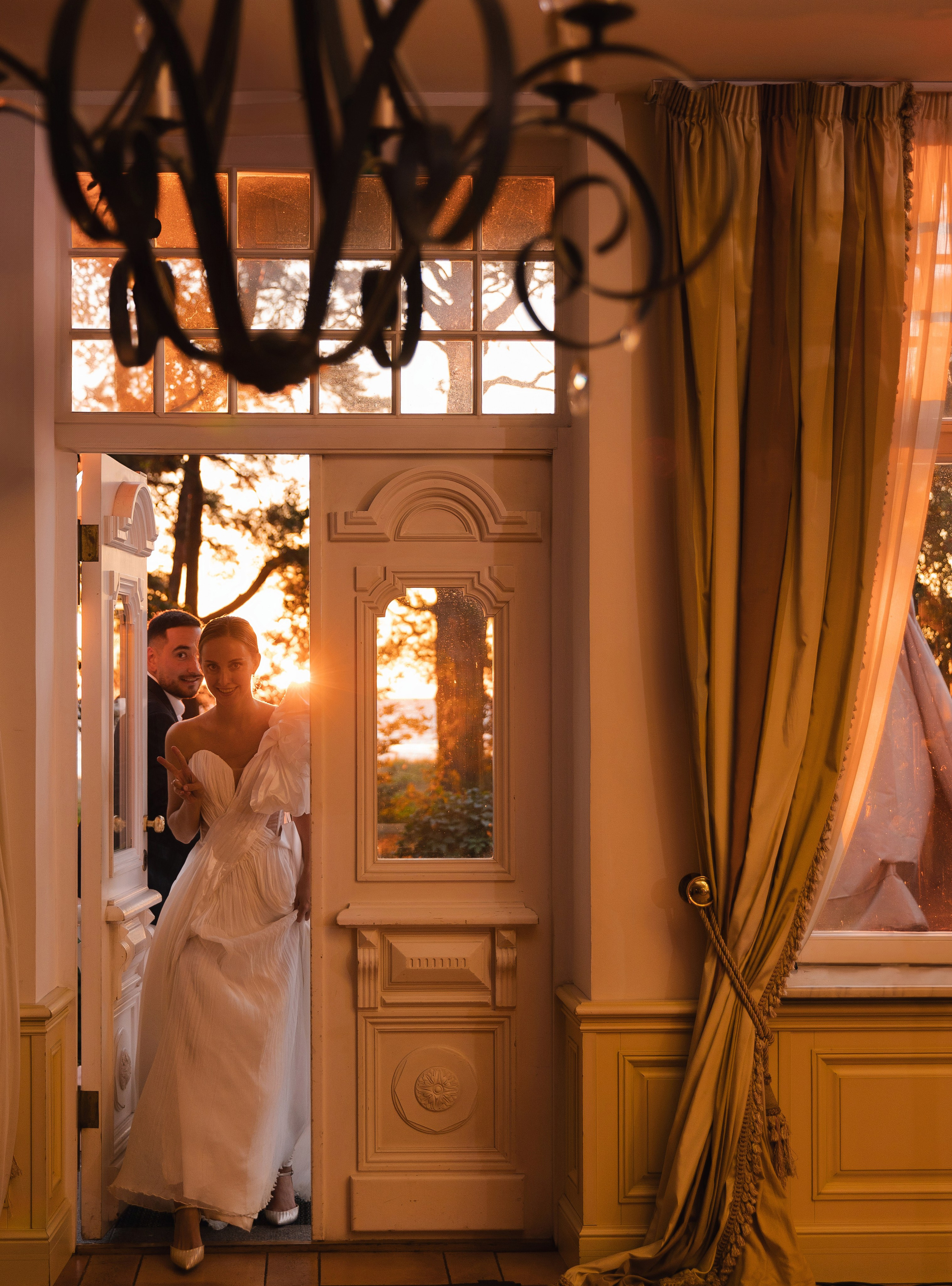 В ЛУЧАХ ЗАКАТА НА БЕРЕГУ МОРСКОМ