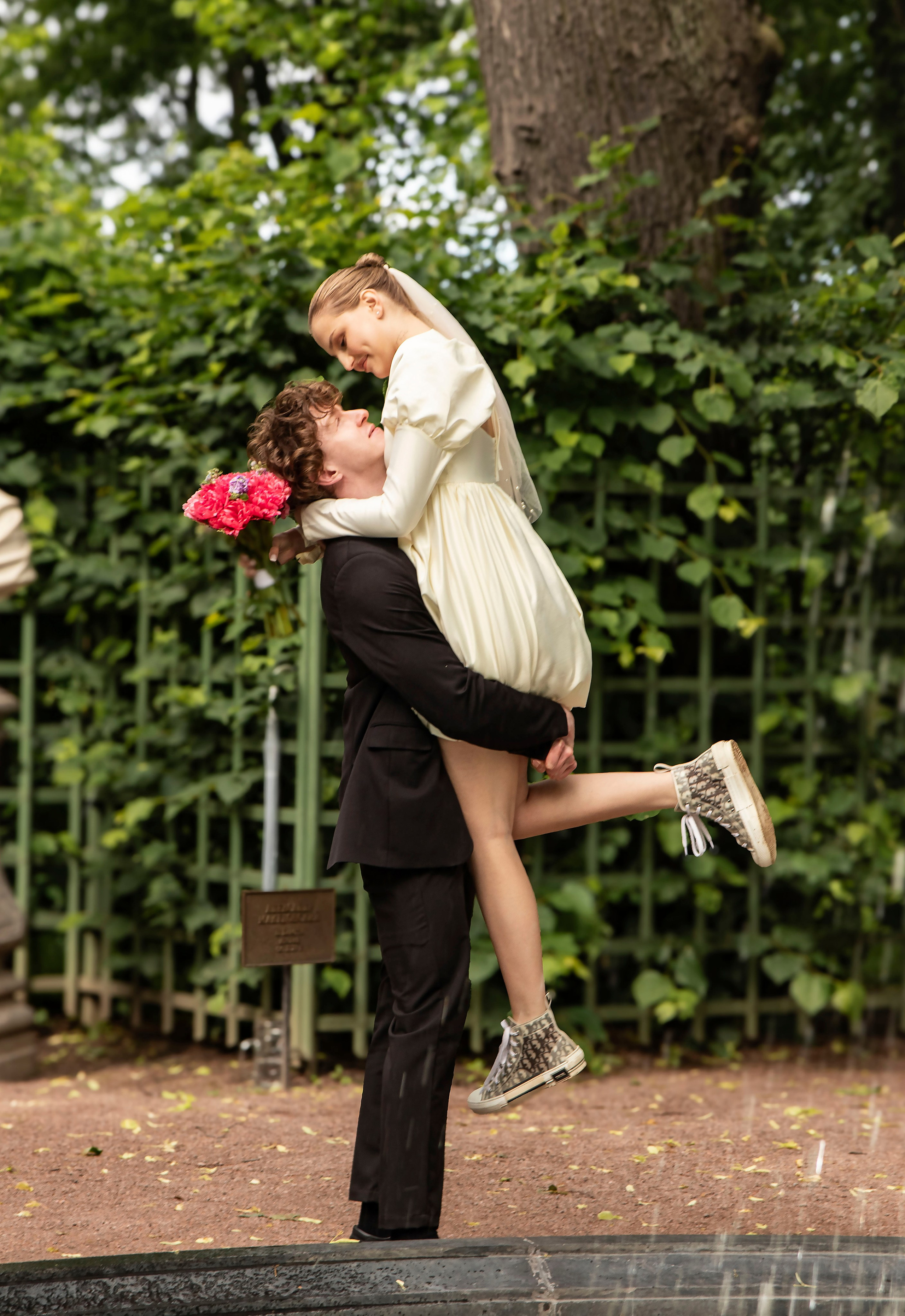 Свадебная прогулка в Летнем саду. Портретный фотограф в Санкт-Петербурге Савельева Ольга