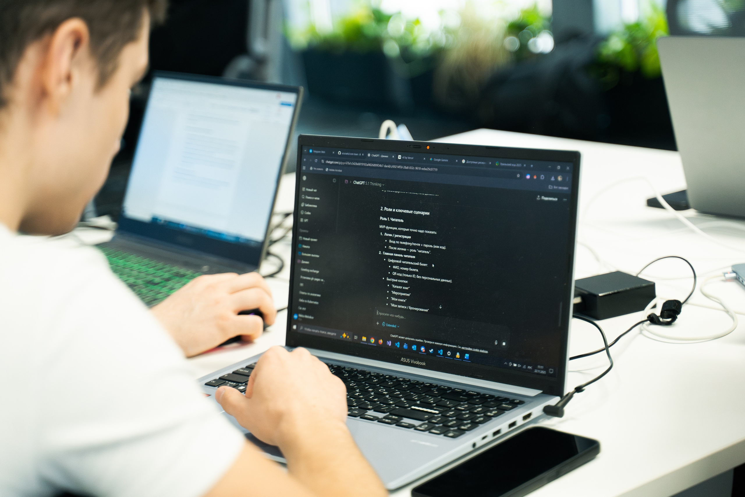 Участник пишет код на ноутбуке во время соревнования