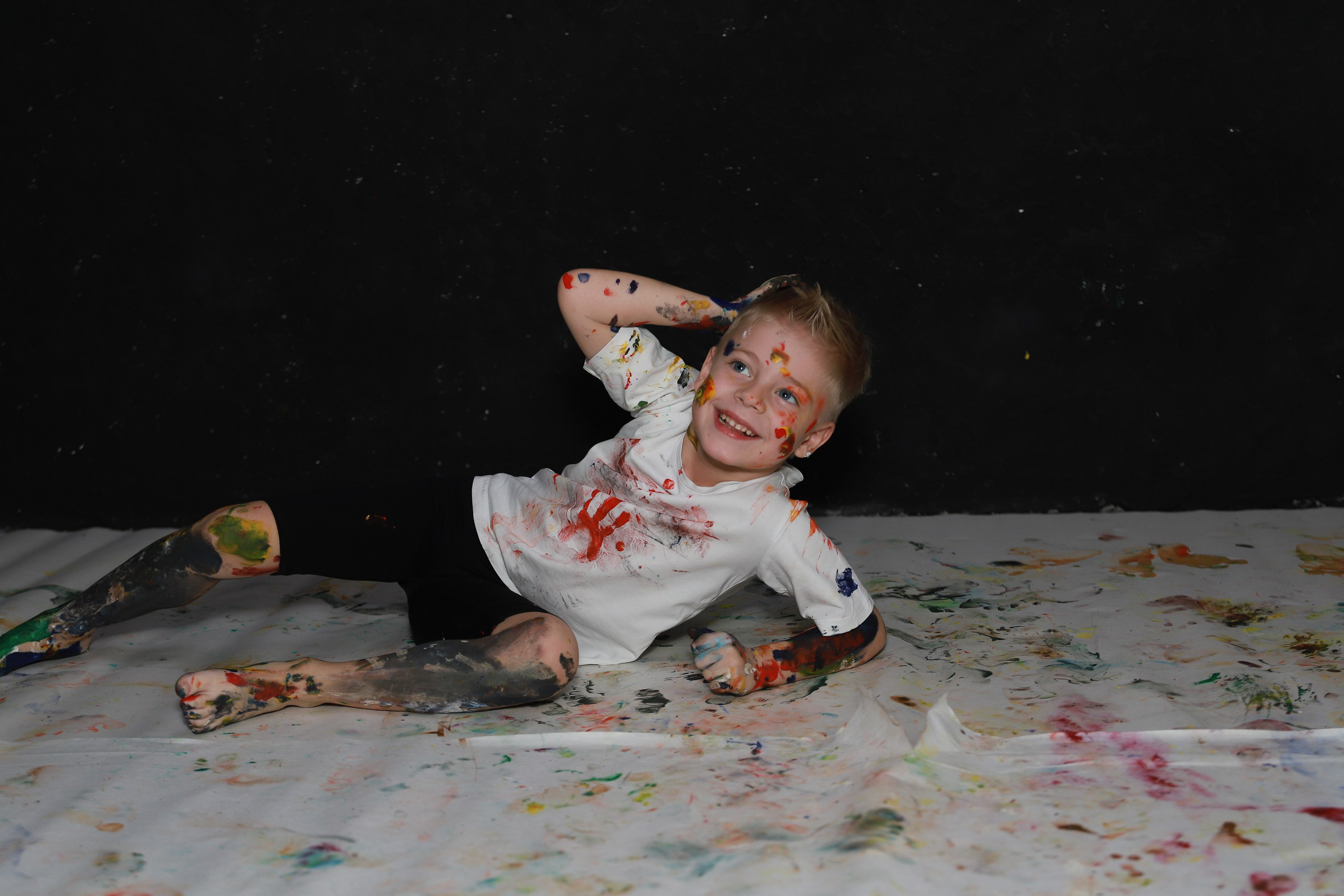 Младшие с красками. Фотограф Юлия Мальцева