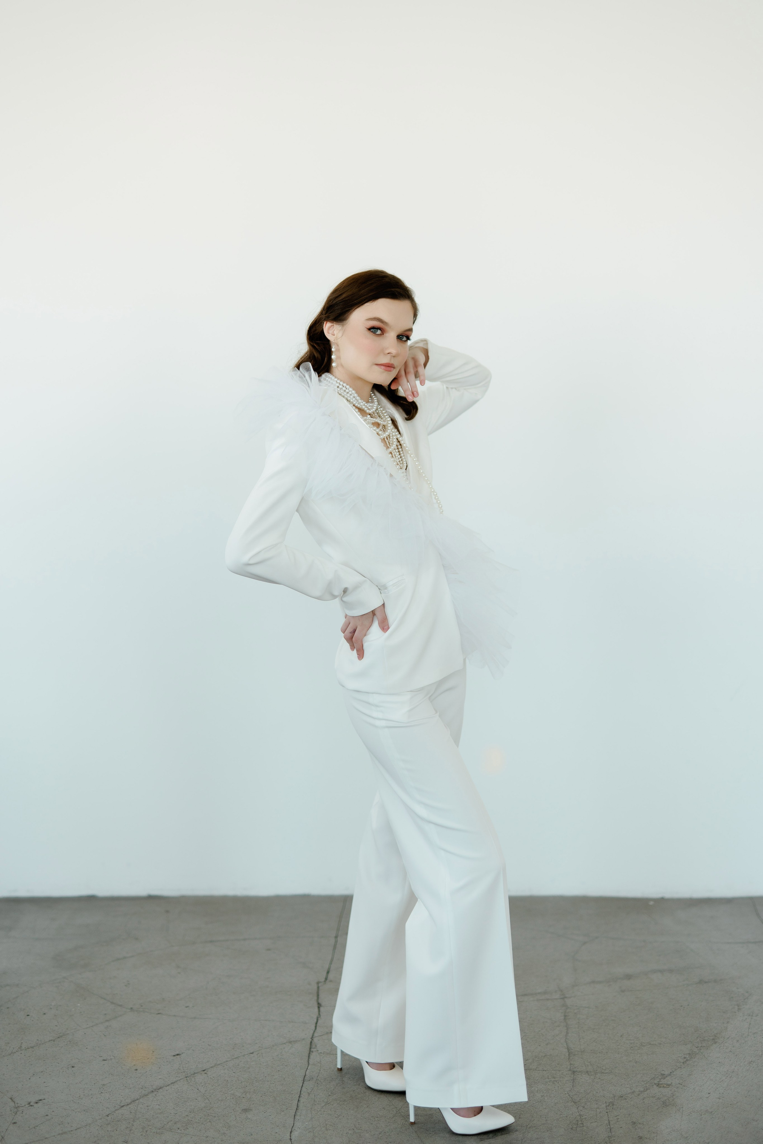 Фотосъёмка свадебных платьев в студии для контента. Портреты студия Москва. Модельные тесты. Lovestory студия в Москве. Женсий фотограф