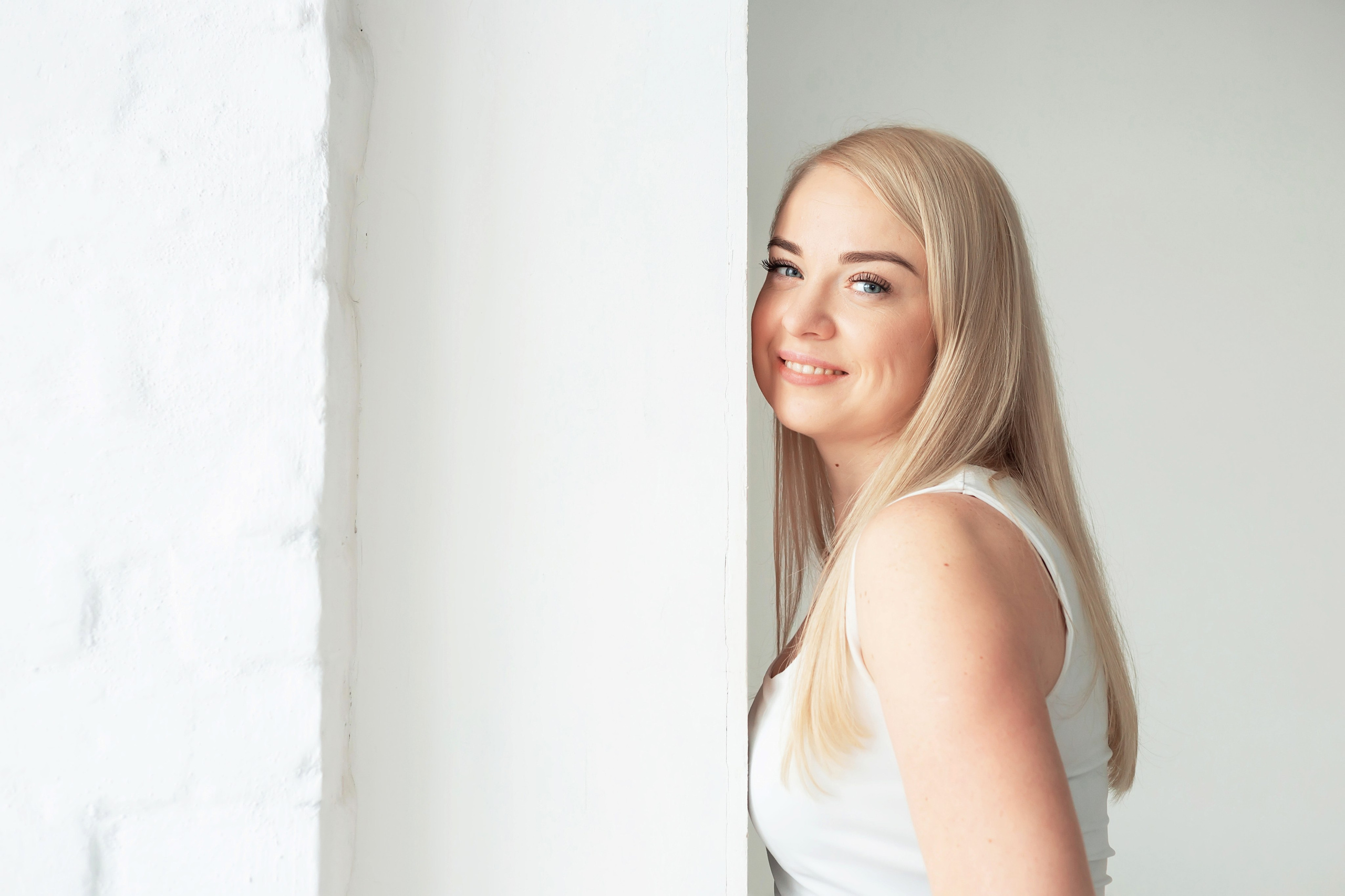 Минималистичная портретная съемка в фотостудии Санкт-Петербурга. Портретный фотограф в Санкт-Петербурге