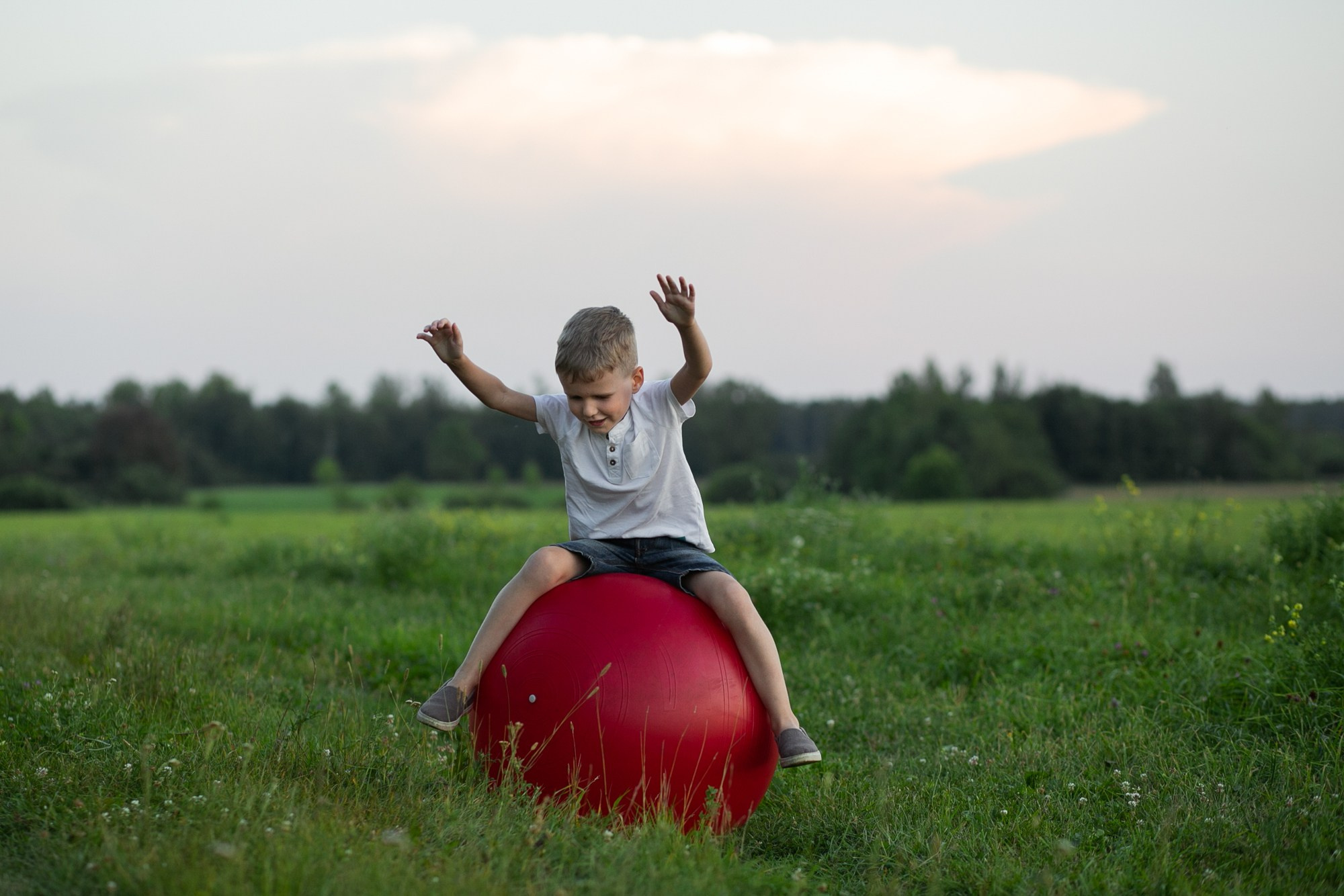 Отец и сын (съёмка на поле). Семейный фотограф в Нарве Эля Калиниченко