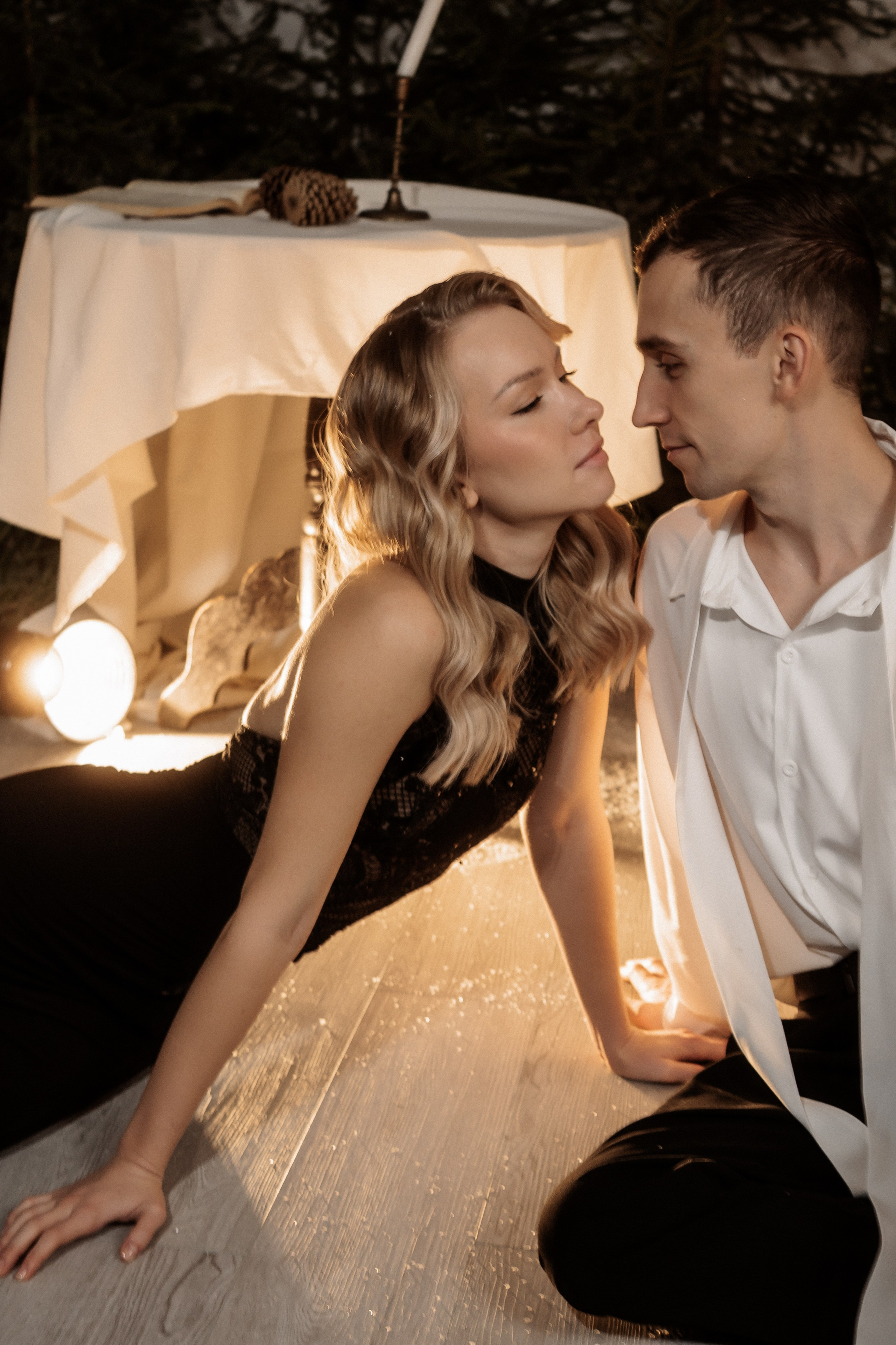 [… under winter firs]. Фотограф в Архангельске