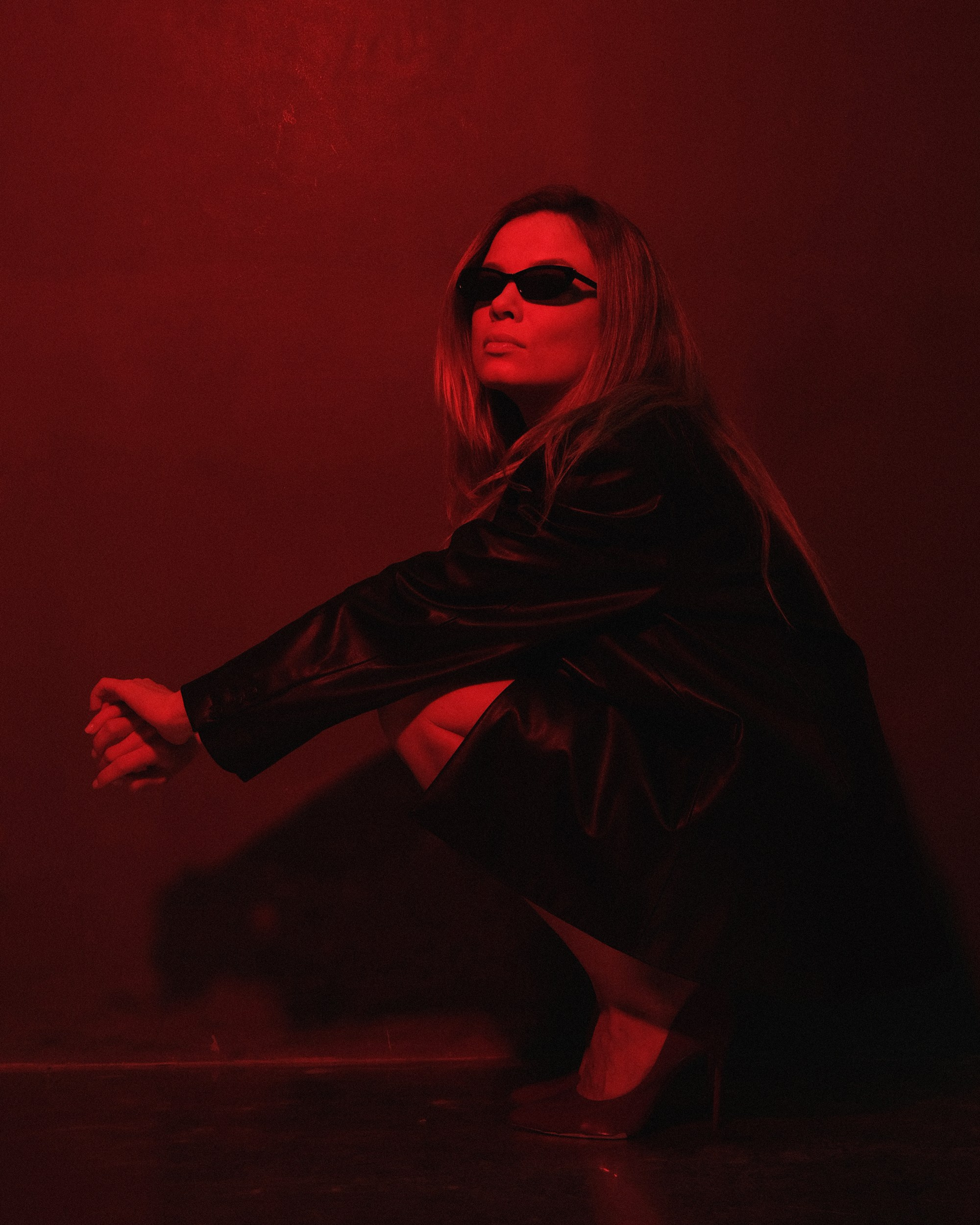 Портретный фотограф в Москве Калагина Светлана. Профессиональная фотосессия в студии с цветным светом. Дерзкая фотосессия для девушки.