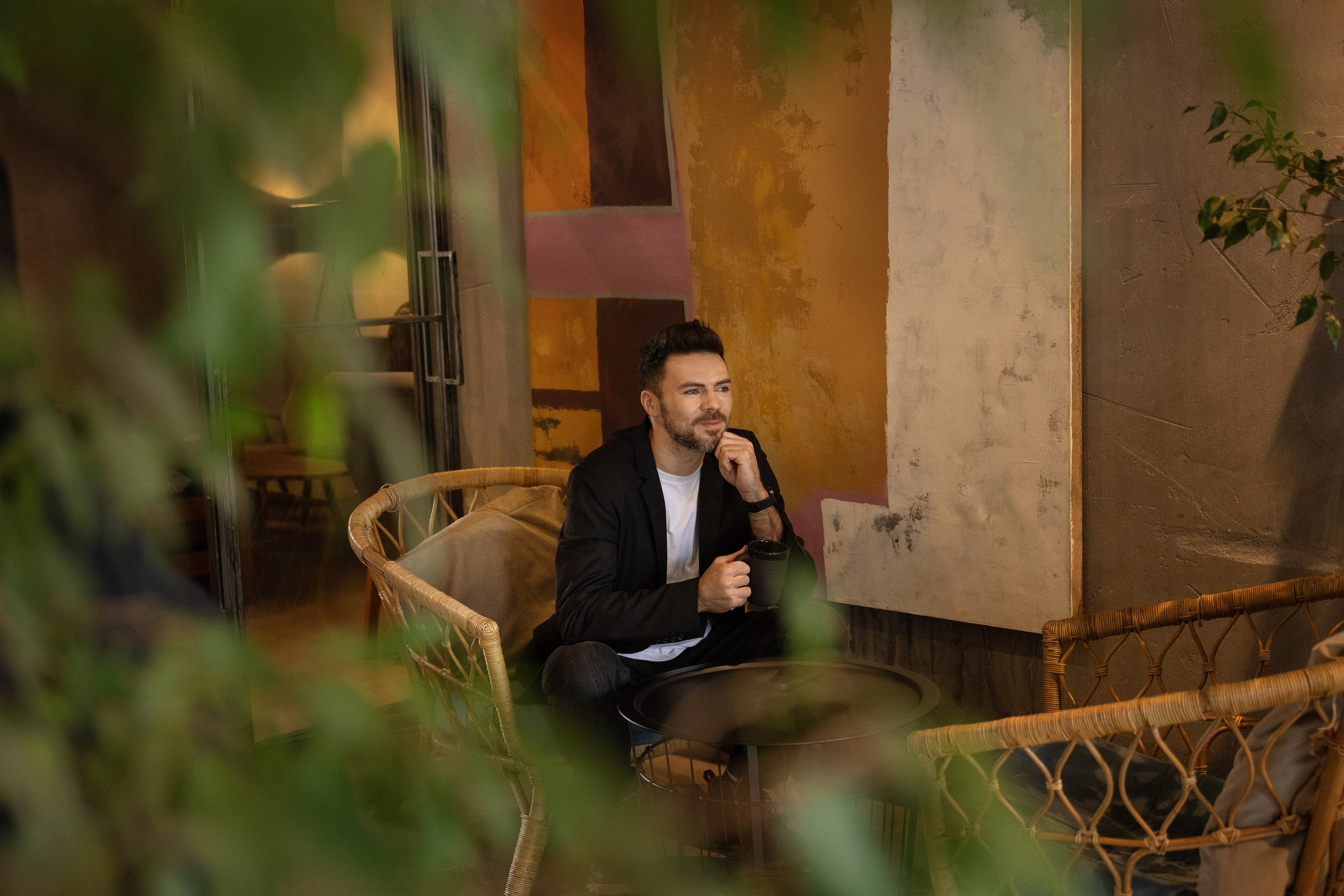 Красавчик в кафе. Главная