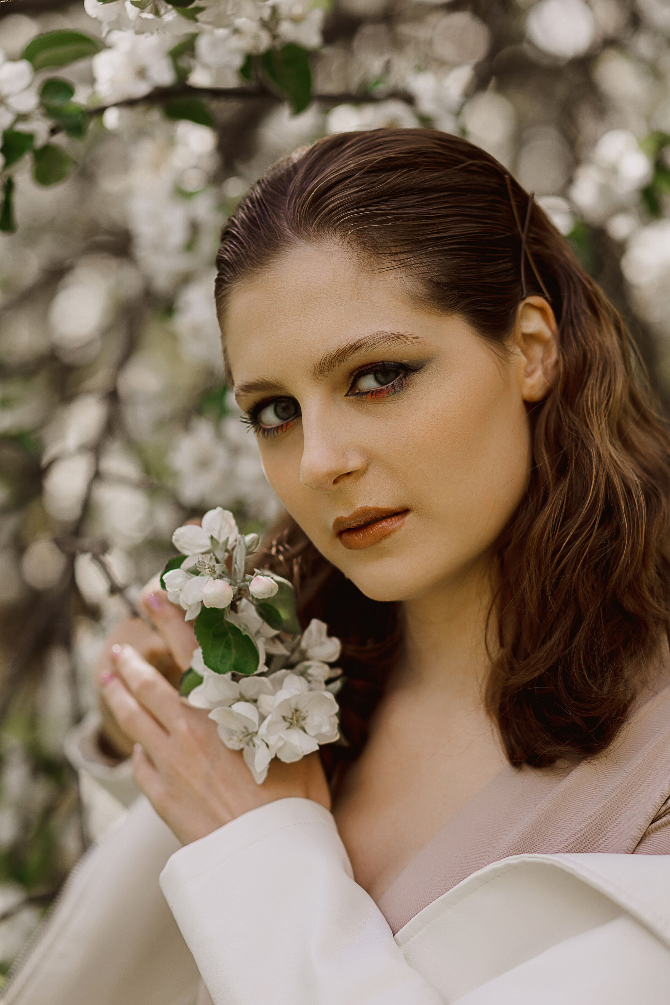 Женская фотосессия в цветущем саду. Семейный и женский фотограф в Москве Надежда Воробьева