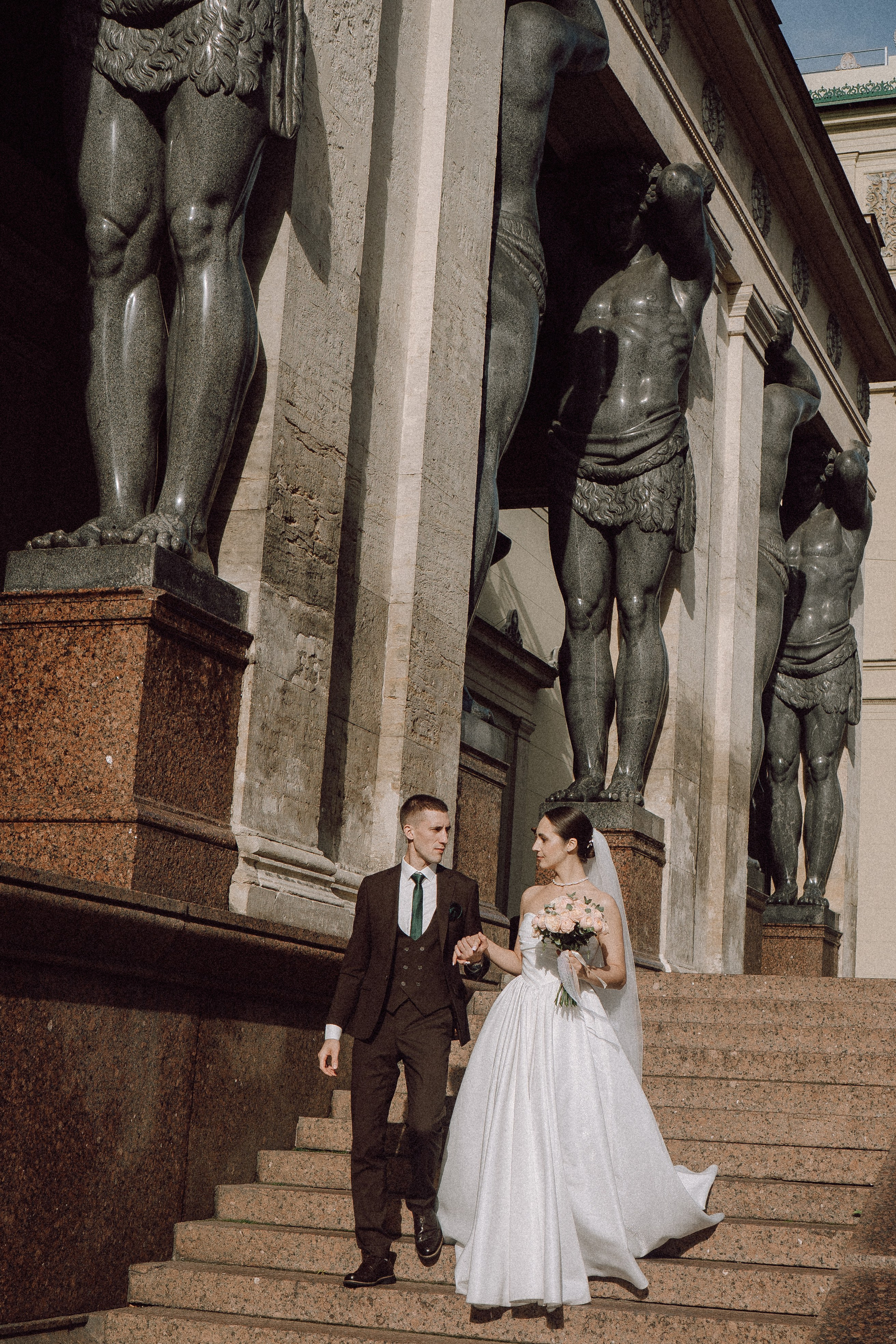 СВАДЕБНАЯ ПРОГУЛКА В САНТК-ПЕТЕРБУРГЕ (ИСАКИЕВСКИЙ СОБОР, ЗИМНЯЯ КАНАВКА, ЭРМИТАЖ И БОЛЬШАЯ МОРСКАЯ УЛИЦА). Профессиональный фотограф, Санкт-Петербург — Виктория Богомолова