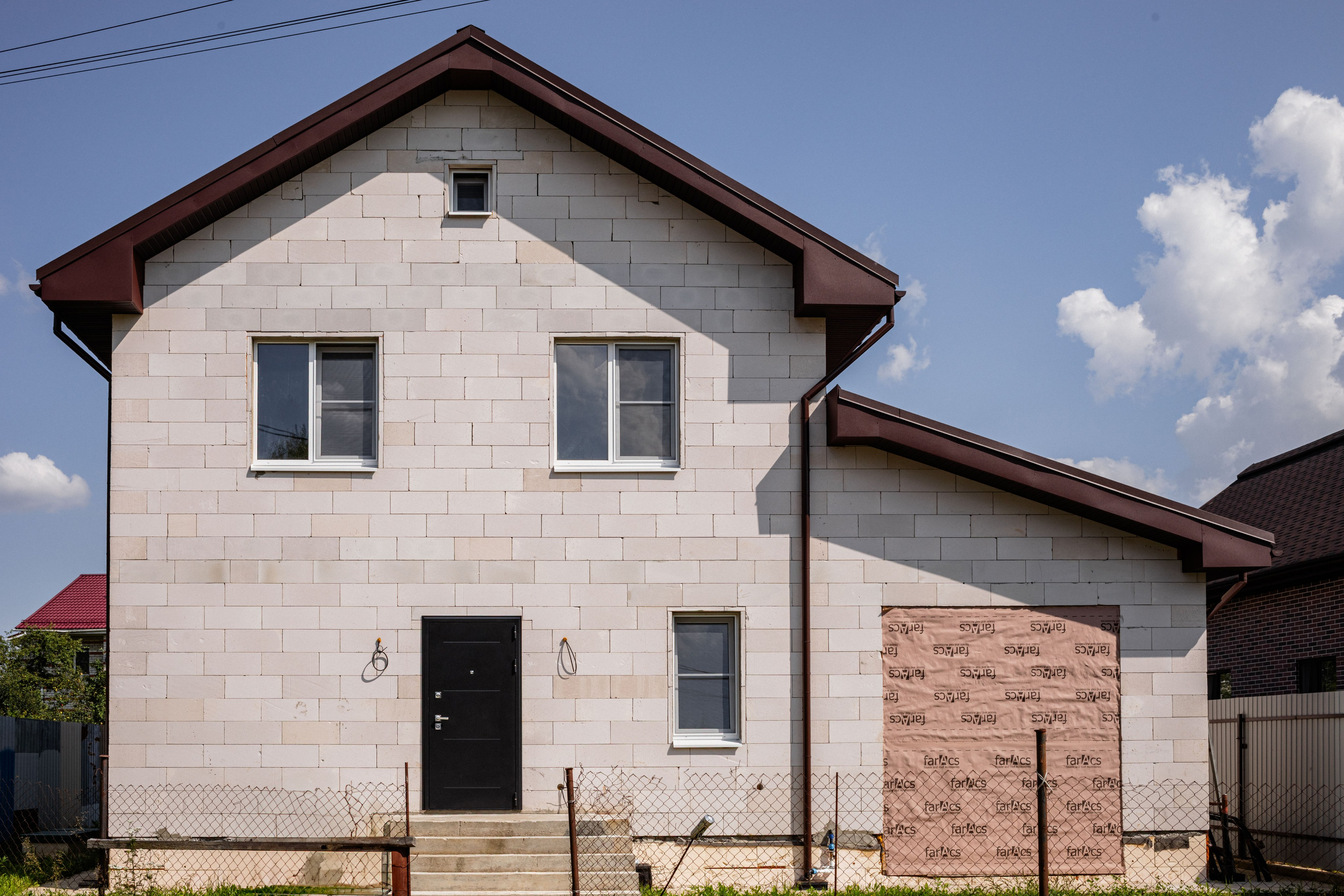  Работы по внутренней отделке и благоустройству участка продолжаются.